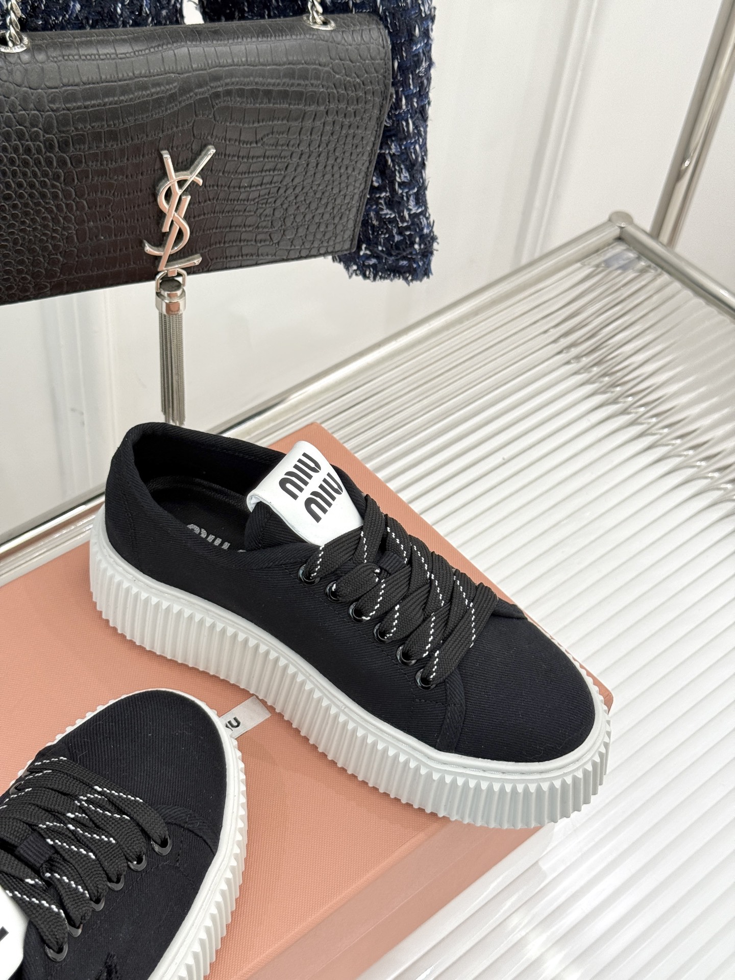 
Miu Miu/缪缪25s新品复古
厚底小白鞋帆布鞋半拖
缪缪这一季也太少女 太好看了！
简约的设计搭