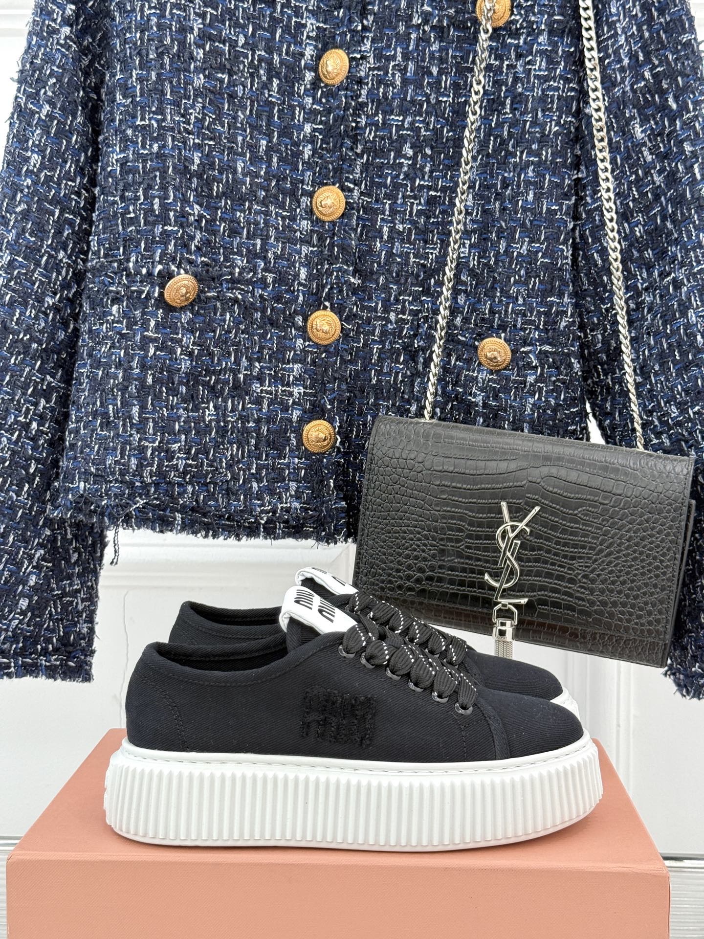
Miu Miu/缪缪25s新品复古
厚底小白鞋帆布鞋半拖
缪缪这一季也太少女 太好看了！
简约的设计搭