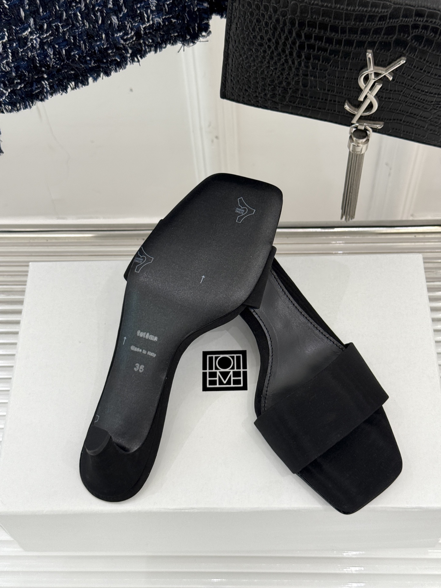 
Toteme 25S新品复古猫跟拖鞋
简约复古的设计 浓厚的异域风情
大方头鞋头进一步延展到足部
给每