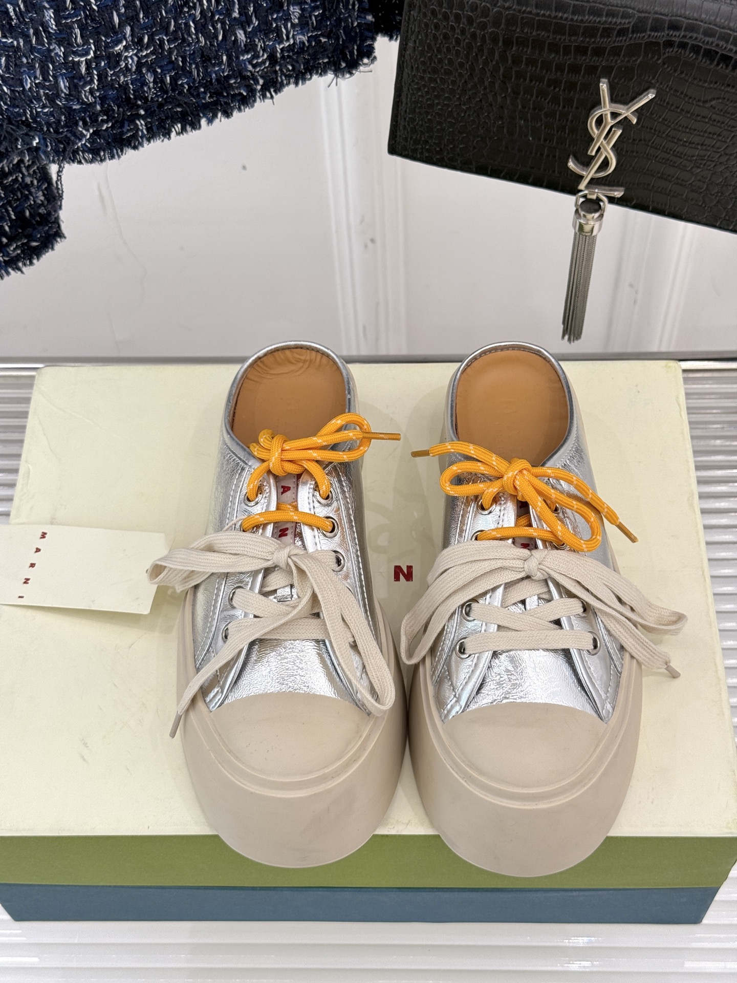 
Marni｜玛尼经典双鞋带厚底大头鞋
鞋型整体特别简洁还复古 配色干净不过时 
是一双舒适和质感并存的