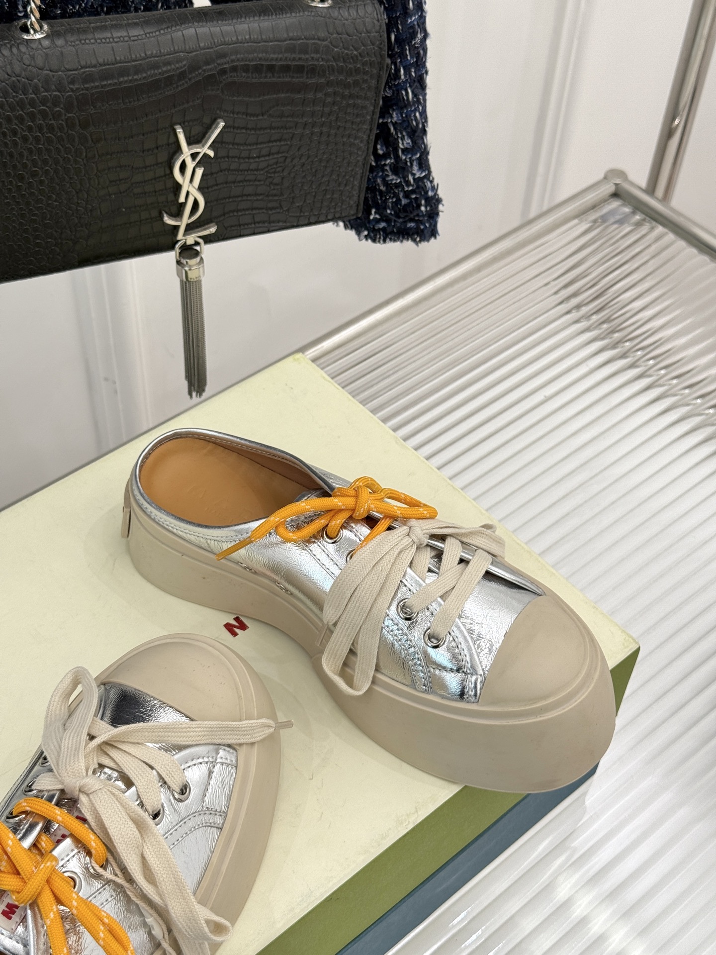 
Marni｜玛尼经典双鞋带厚底大头鞋
鞋型整体特别简洁还复古 配色干净不过时 
是一双舒适和质感并存的