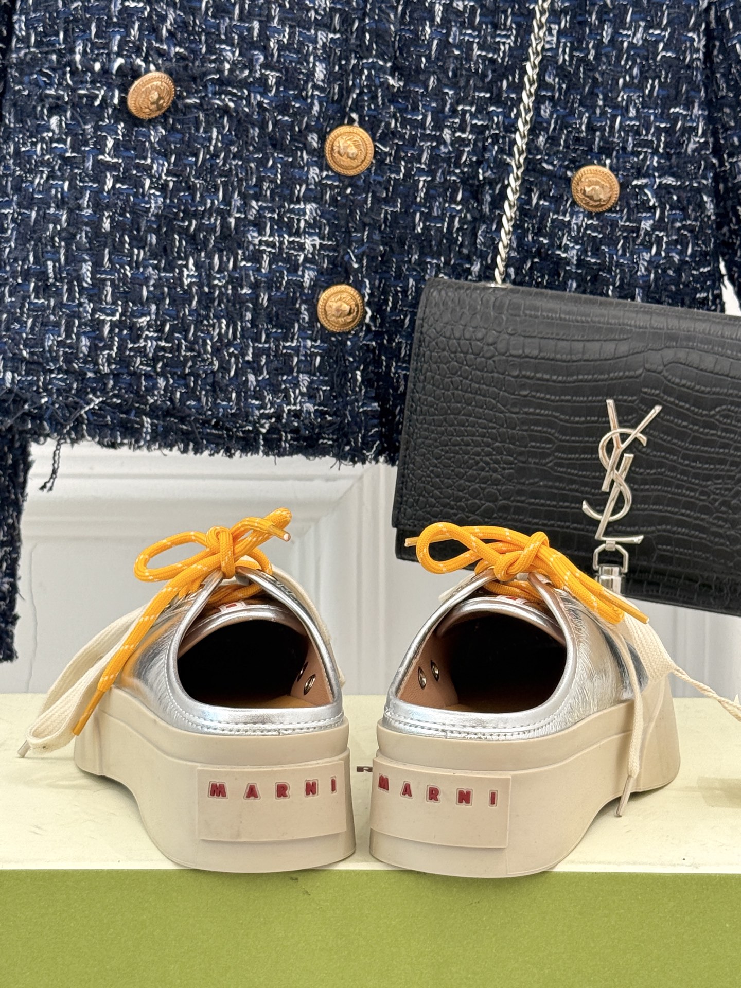 
Marni｜玛尼经典双鞋带厚底大头鞋
鞋型整体特别简洁还复古 配色干净不过时 
是一双舒适和质感并存的