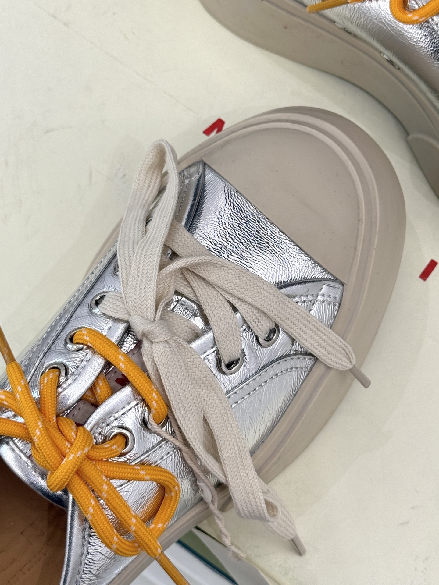 
Marni｜玛尼经典双鞋带厚底大头鞋
鞋型整体特别简洁还复古 配色干净不过时 
是一双舒适和质感并存的