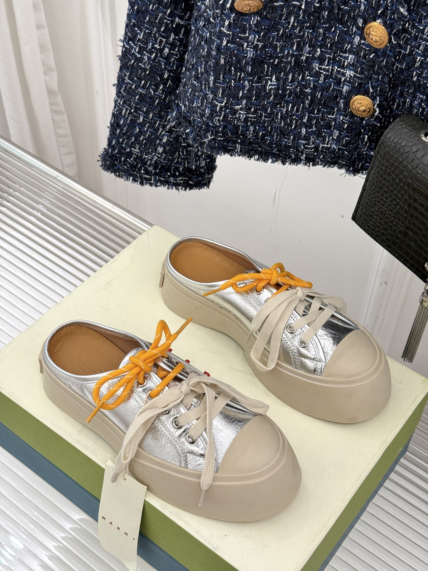 
Marni｜玛尼经典双鞋带厚底大头鞋
鞋型整体特别简洁还复古 配色干净不过时 
是一双舒适和质感并存的