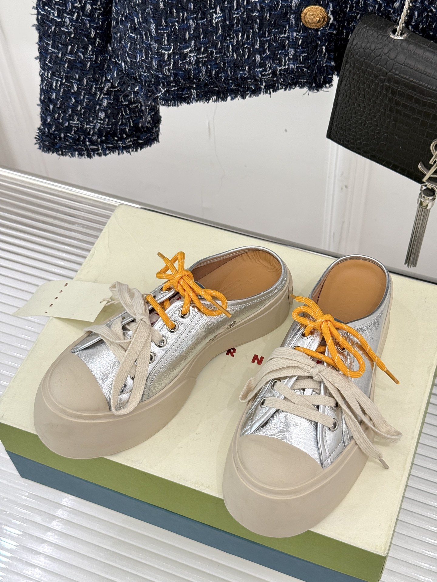 
Marni｜玛尼经典双鞋带厚底大头鞋
鞋型整体特别简洁还复古 配色干净不过时 
是一双舒适和质感并存的