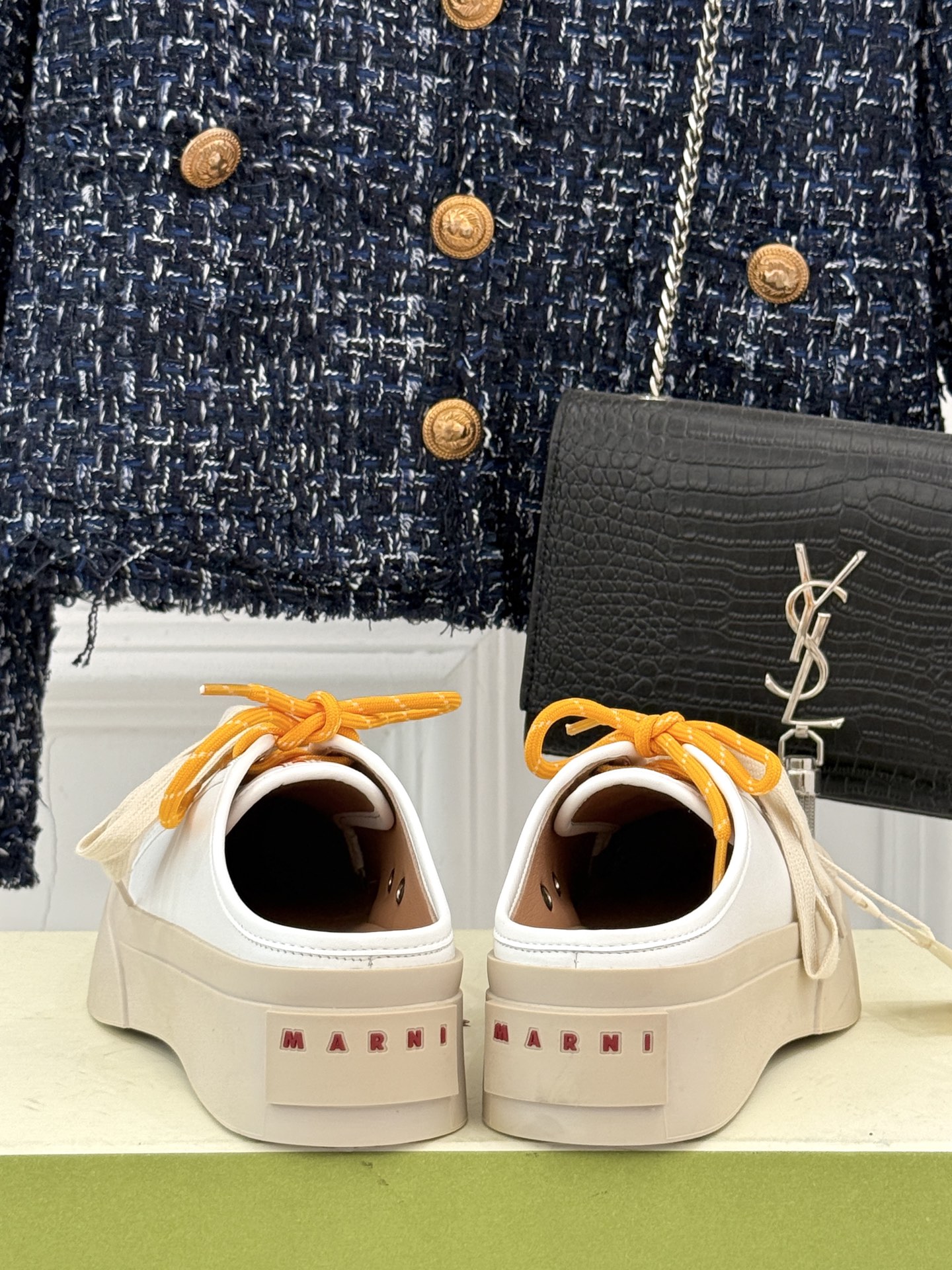 
Marni｜玛尼经典双鞋带厚底大头鞋
鞋型整体特别简洁还复古 配色干净不过时 
是一双舒适和质感并存的