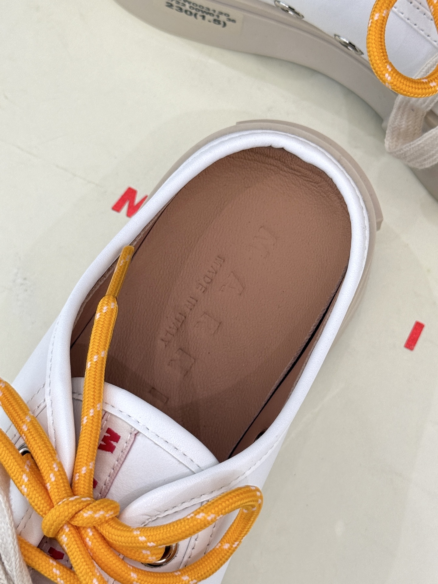 
Marni｜玛尼经典双鞋带厚底大头鞋
鞋型整体特别简洁还复古 配色干净不过时 
是一双舒适和质感并存的
