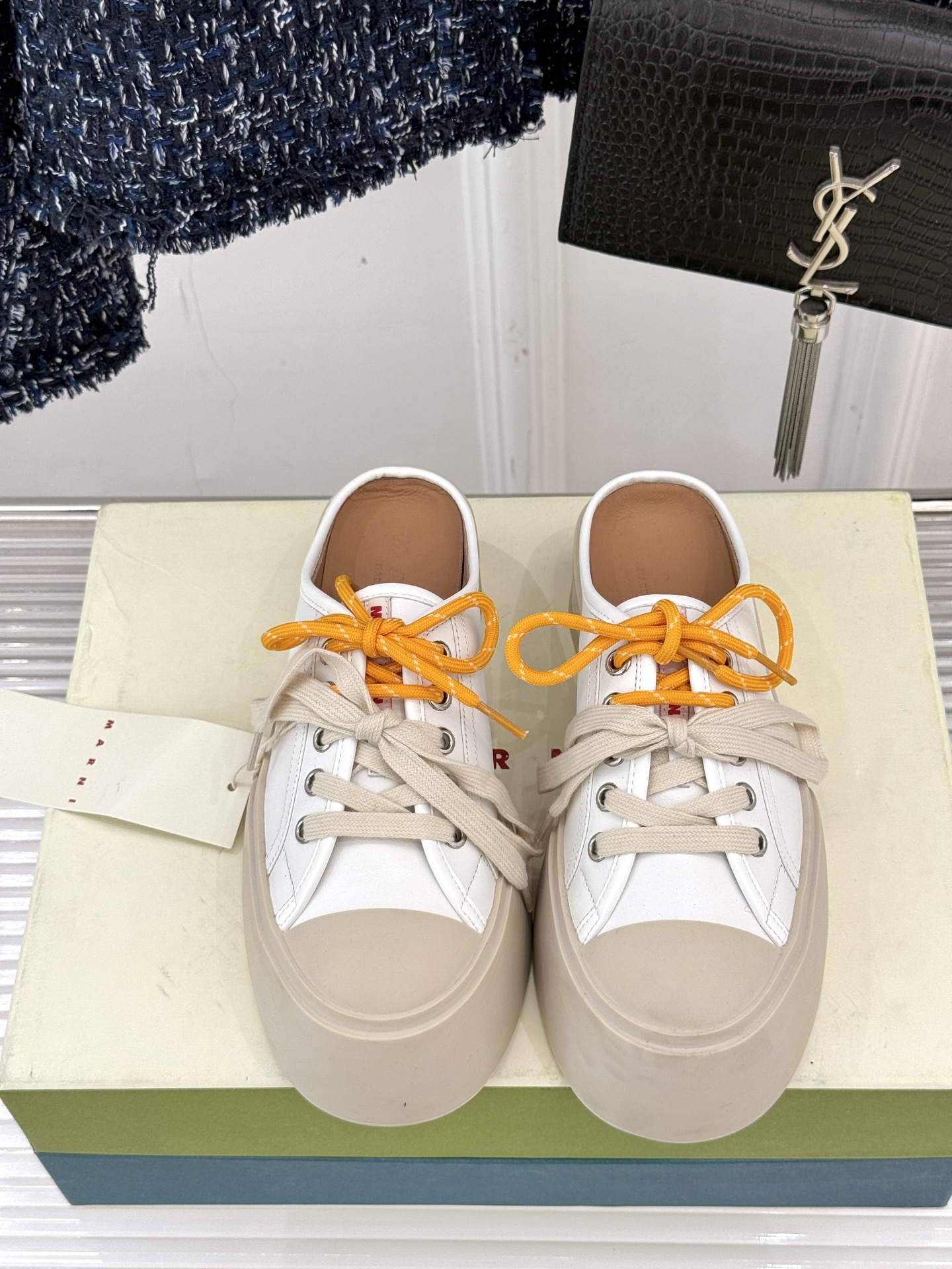 
Marni｜玛尼经典双鞋带厚底大头鞋
鞋型整体特别简洁还复古 配色干净不过时 
是一双舒适和质感并存的