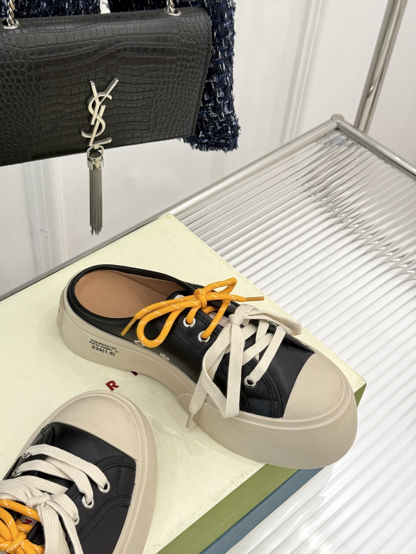 
Marni｜玛尼经典双鞋带厚底大头鞋
鞋型整体特别简洁还复古 配色干净不过时 
是一双舒适和质感并存的
