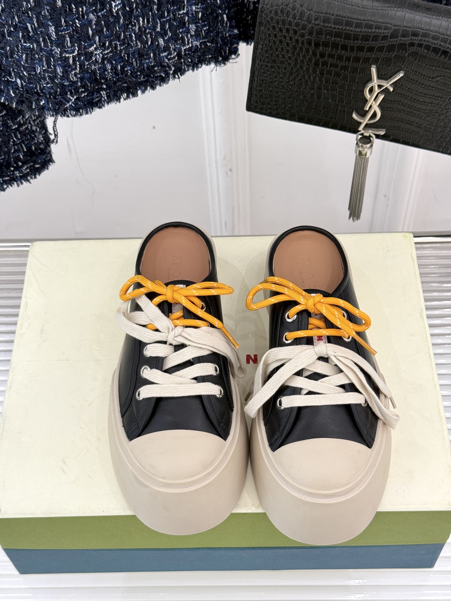 
Marni｜玛尼经典双鞋带厚底大头鞋
鞋型整体特别简洁还复古 配色干净不过时 
是一双舒适和质感并存的