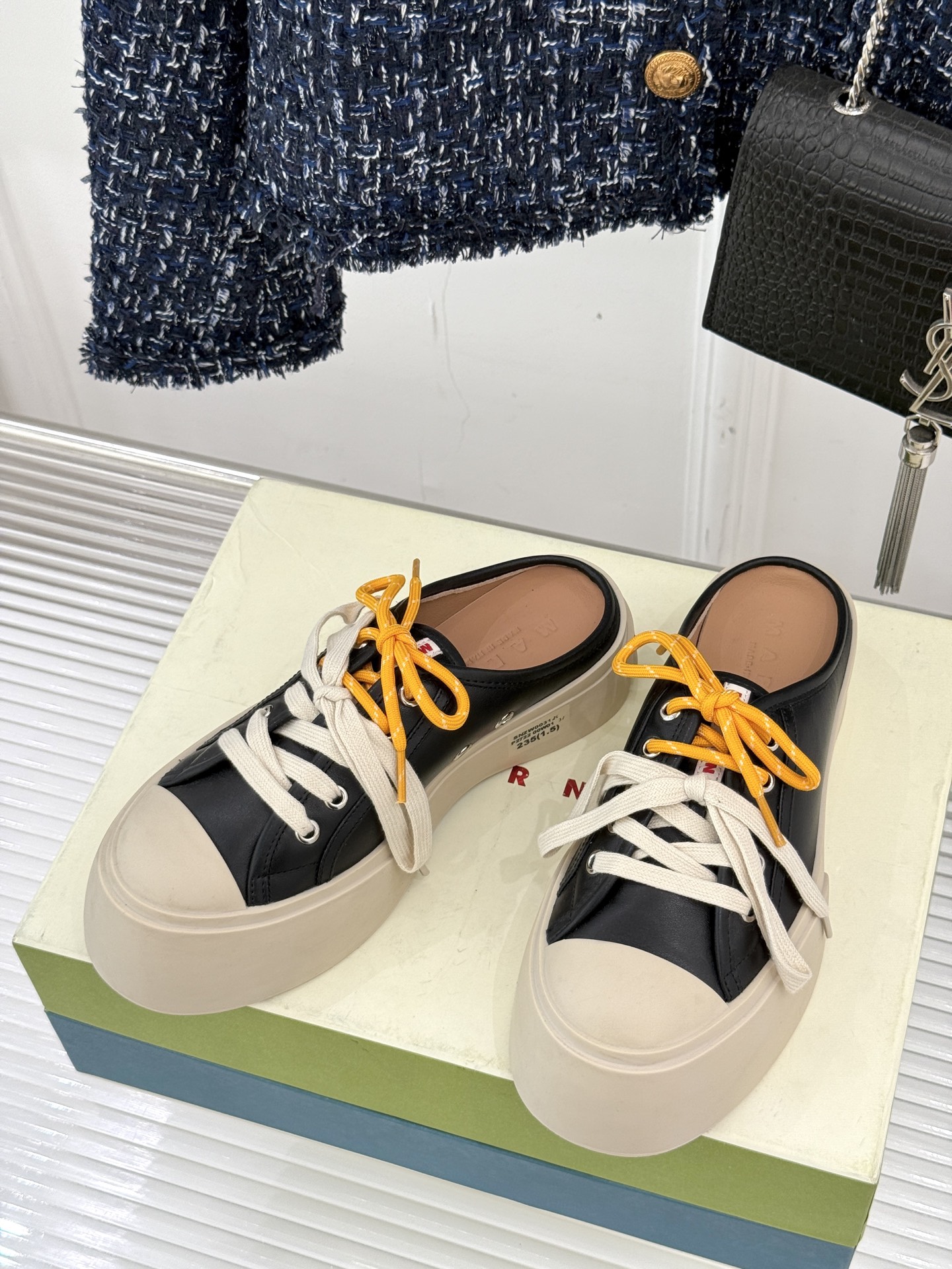 
Marni｜玛尼经典双鞋带厚底大头鞋
鞋型整体特别简洁还复古 配色干净不过时 
是一双舒适和质感并存的