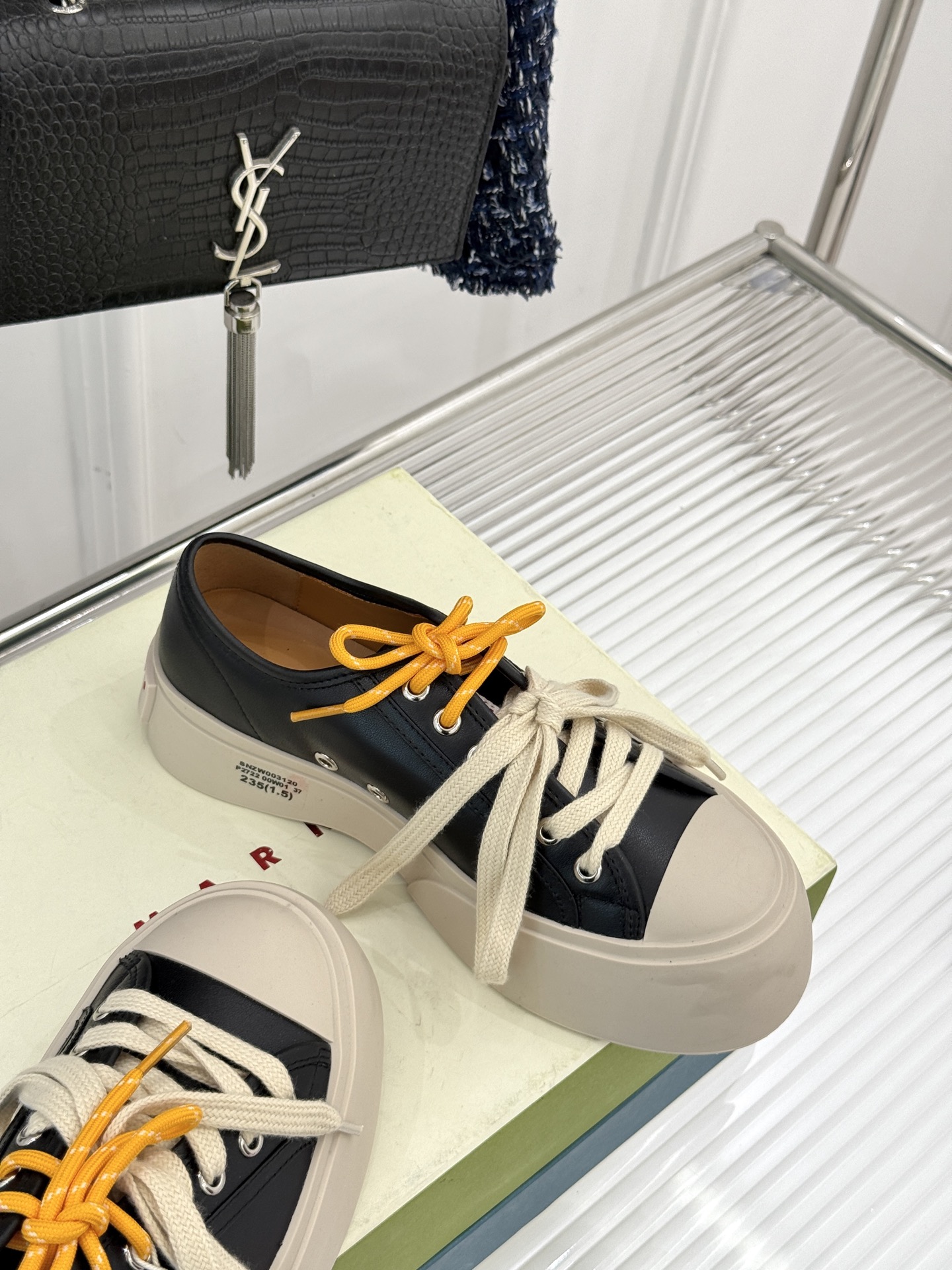 
Marni｜玛尼经典双鞋带厚底大头鞋
鞋型整体特别简洁还复古 配色干净不过时 
是一双舒适和质感并存的