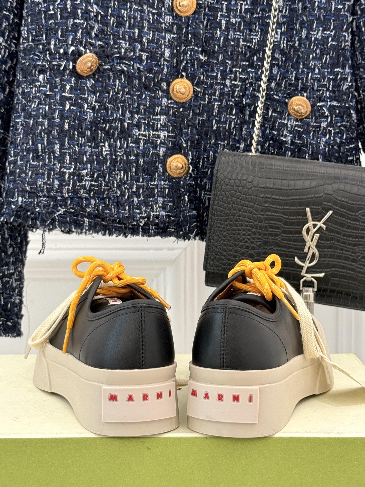 
Marni｜玛尼经典双鞋带厚底大头鞋
鞋型整体特别简洁还复古 配色干净不过时 
是一双舒适和质感并存的