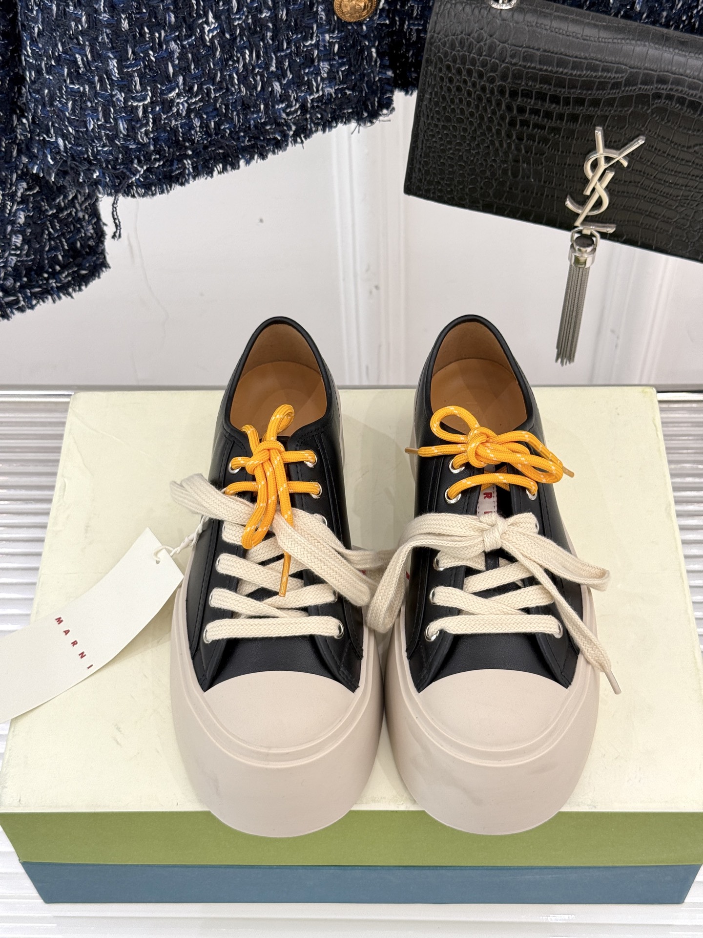 
Marni｜玛尼经典双鞋带厚底大头鞋
鞋型整体特别简洁还复古 配色干净不过时 
是一双舒适和质感并存的