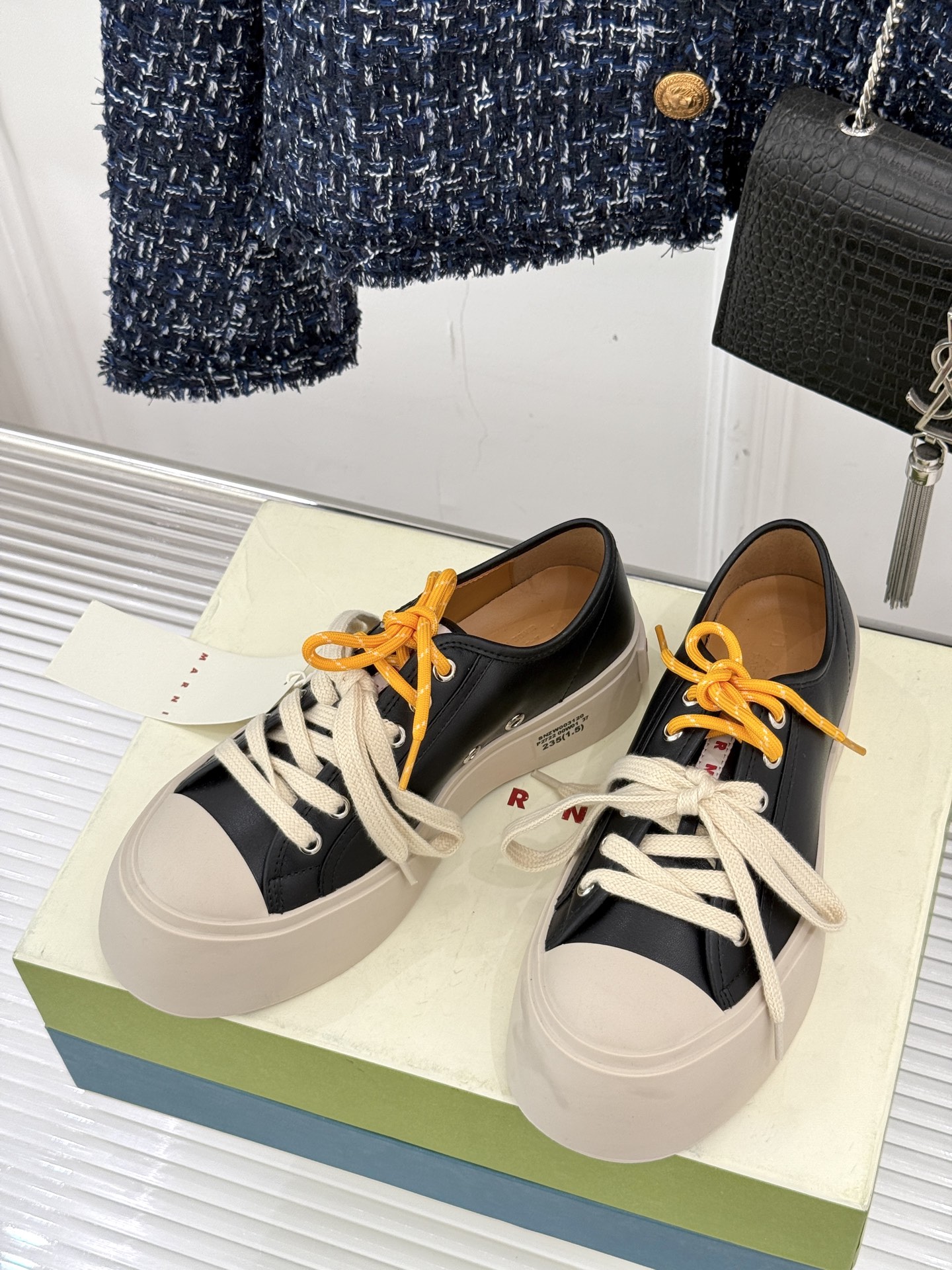 
Marni｜玛尼经典双鞋带厚底大头鞋
鞋型整体特别简洁还复古 配色干净不过时 
是一双舒适和质感并存的