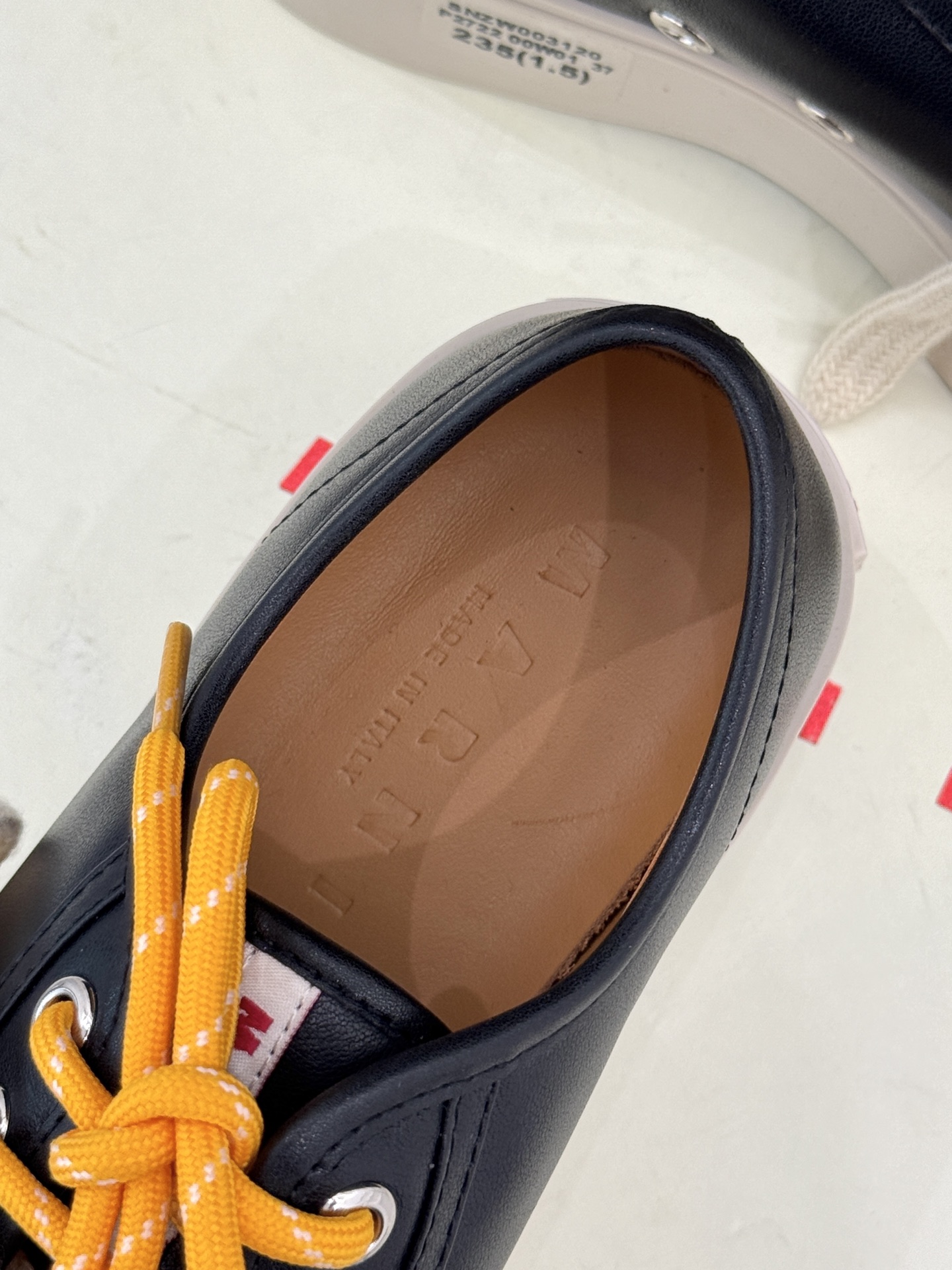 
Marni｜玛尼经典双鞋带厚底大头鞋
鞋型整体特别简洁还复古 配色干净不过时 
是一双舒适和质感并存的