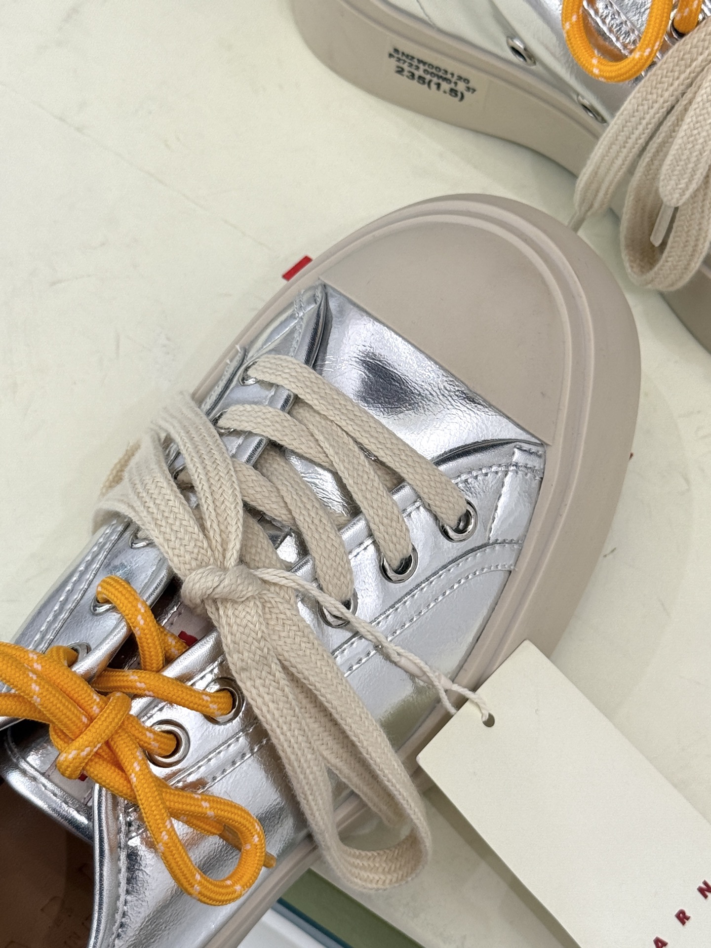 
Marni｜玛尼经典双鞋带厚底大头鞋
鞋型整体特别简洁还复古 配色干净不过时 
是一双舒适和质感并存的