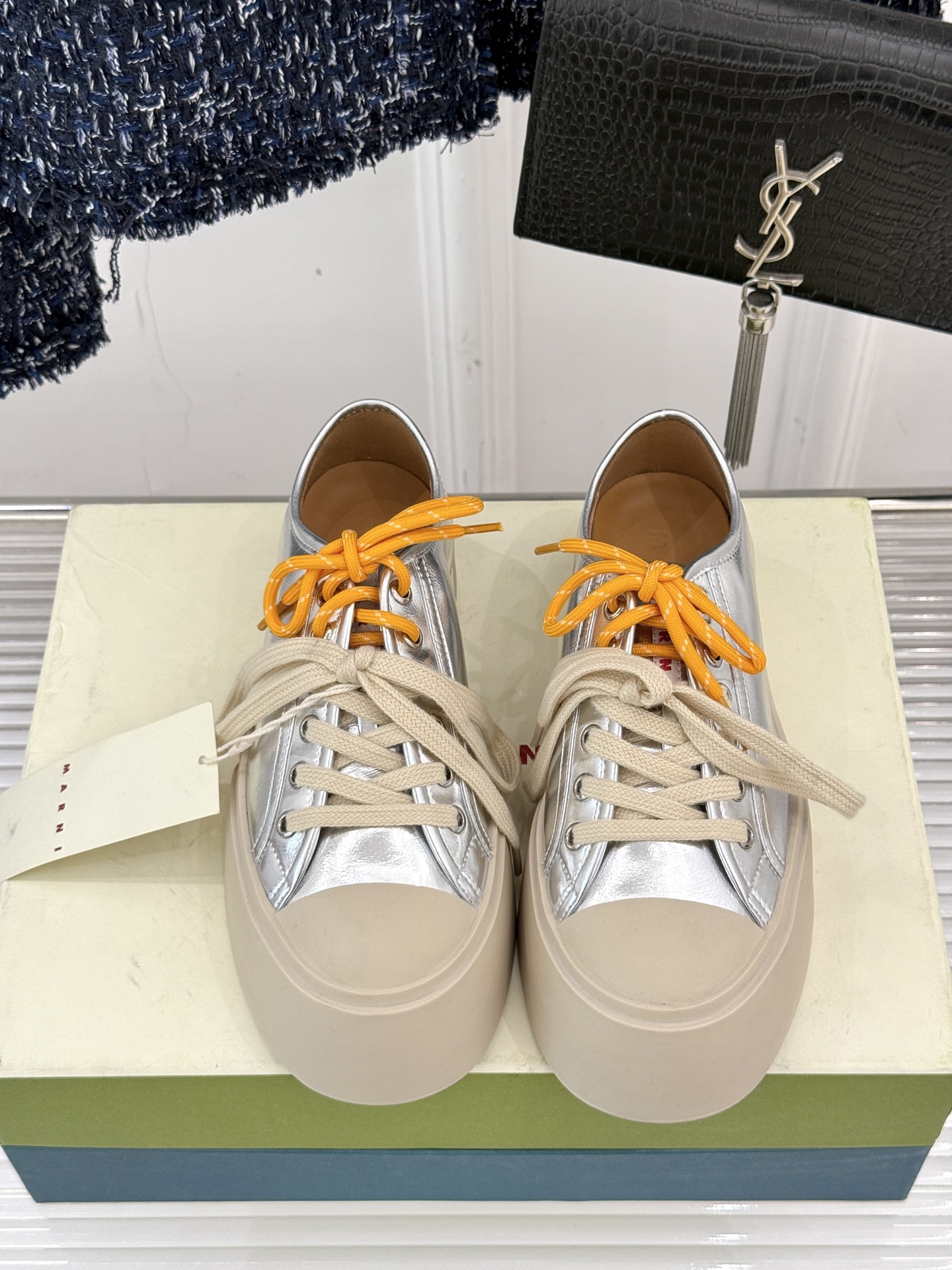 
Marni｜玛尼经典双鞋带厚底大头鞋
鞋型整体特别简洁还复古 配色干净不过时 
是一双舒适和质感并存的