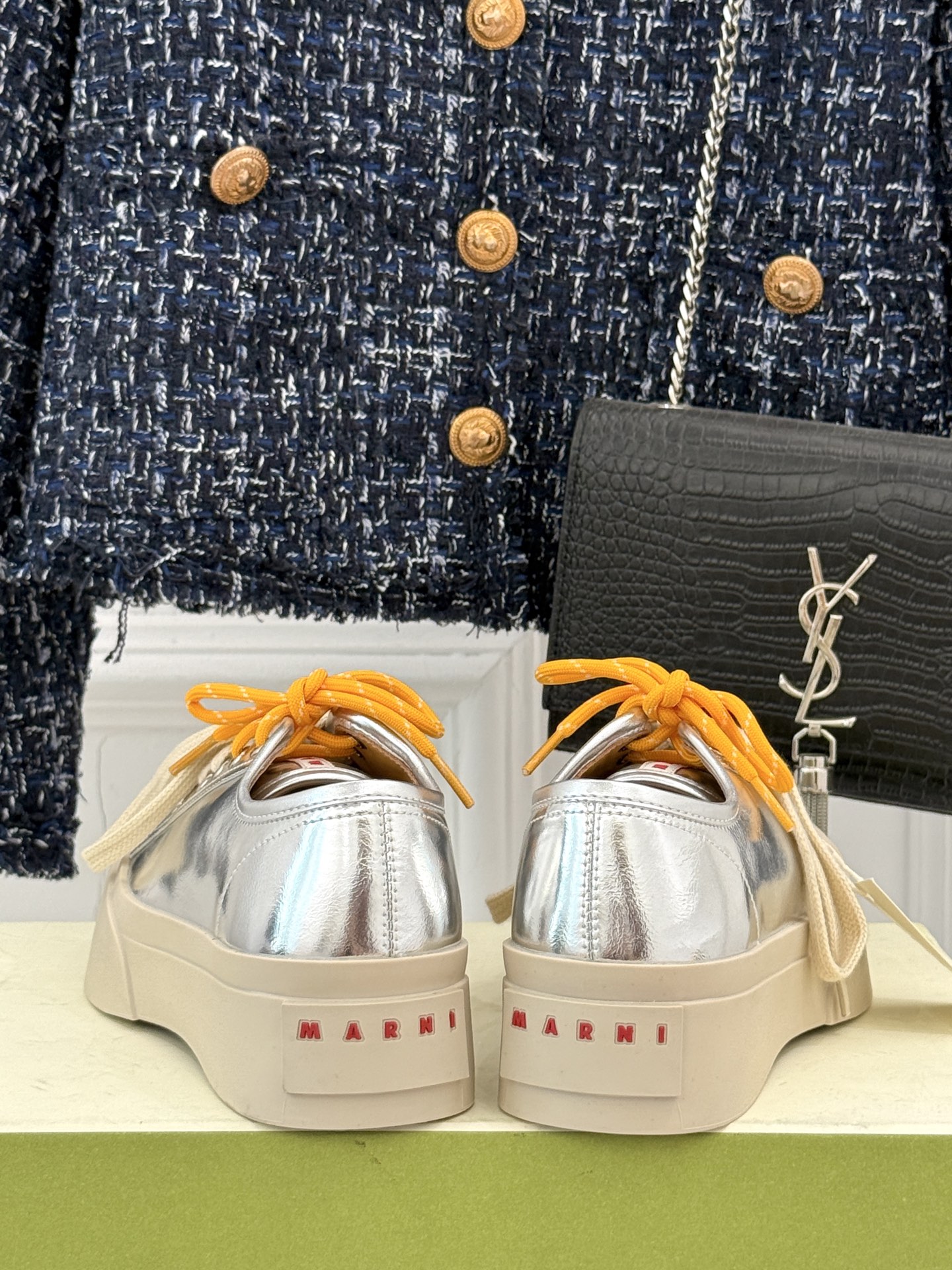 
Marni｜玛尼经典双鞋带厚底大头鞋
鞋型整体特别简洁还复古 配色干净不过时 
是一双舒适和质感并存的