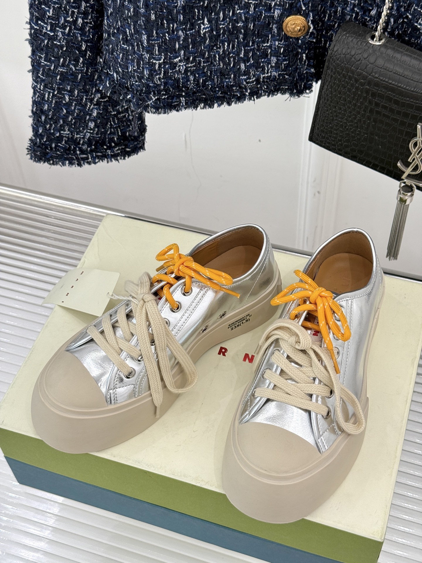 
Marni｜玛尼经典双鞋带厚底大头鞋
鞋型整体特别简洁还复古 配色干净不过时 
是一双舒适和质感并存的