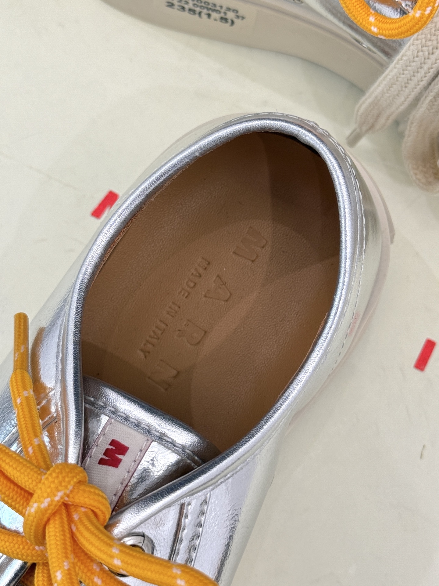 
Marni｜玛尼经典双鞋带厚底大头鞋
鞋型整体特别简洁还复古 配色干净不过时 
是一双舒适和质感并存的
