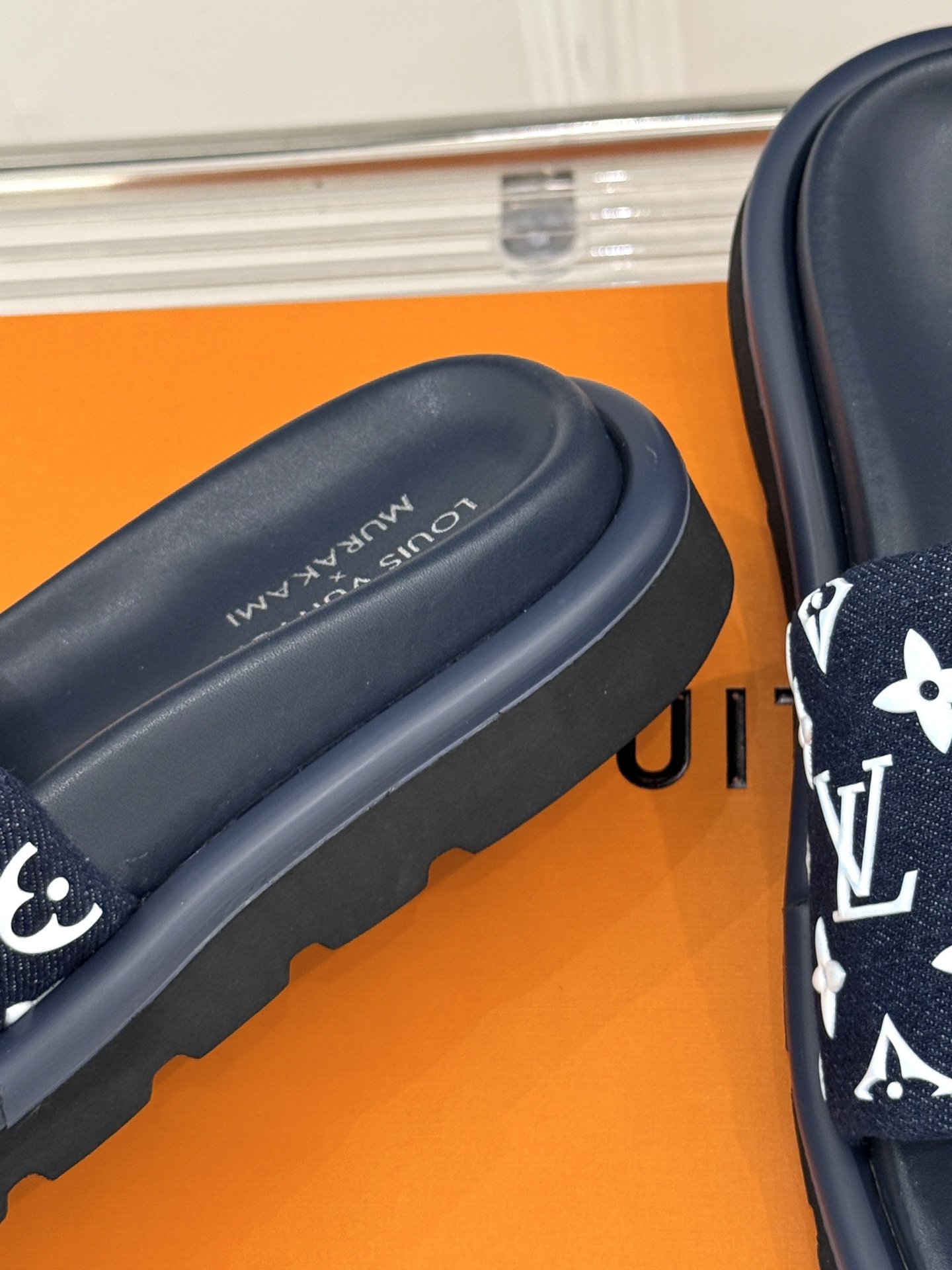 
L*V驴牌25ss新品情侣款老花懒人
面包厚底拖鞋
这款真的人有钱人的拖鞋啊
一看就很贵  而且不撞款