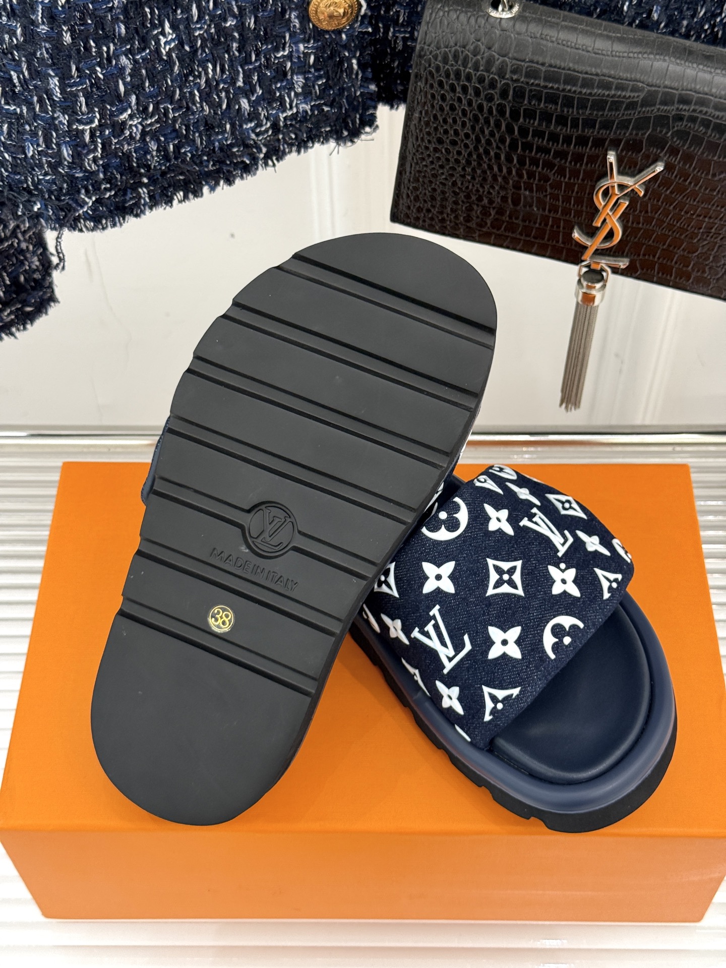 
L*V驴牌25ss新品情侣款老花懒人
面包厚底拖鞋
这款真的人有钱人的拖鞋啊
一看就很贵  而且不撞款