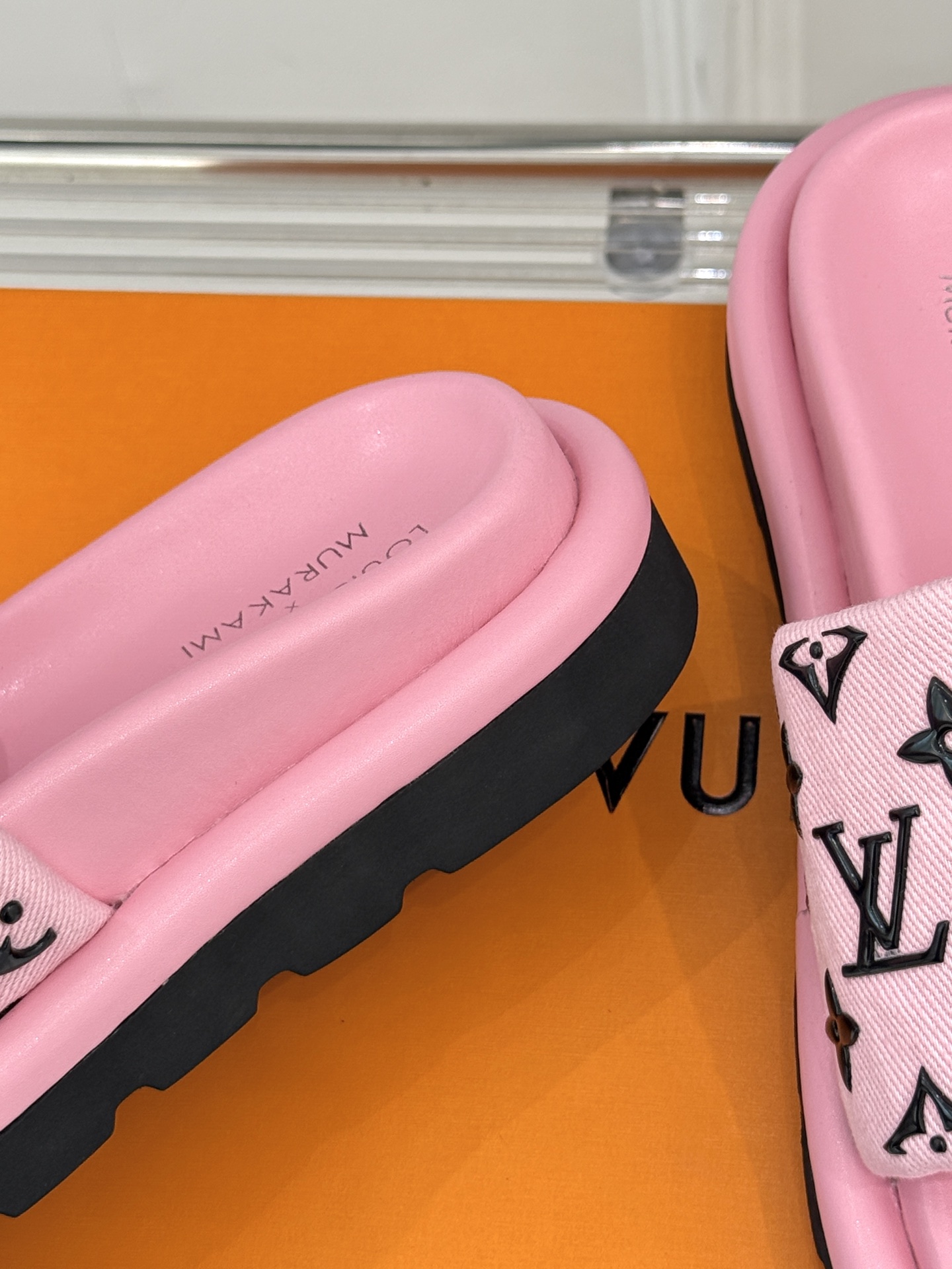 
L*V驴牌25ss新品情侣款老花懒人
面包厚底拖鞋
这款真的人有钱人的拖鞋啊
一看就很贵  而且不撞款