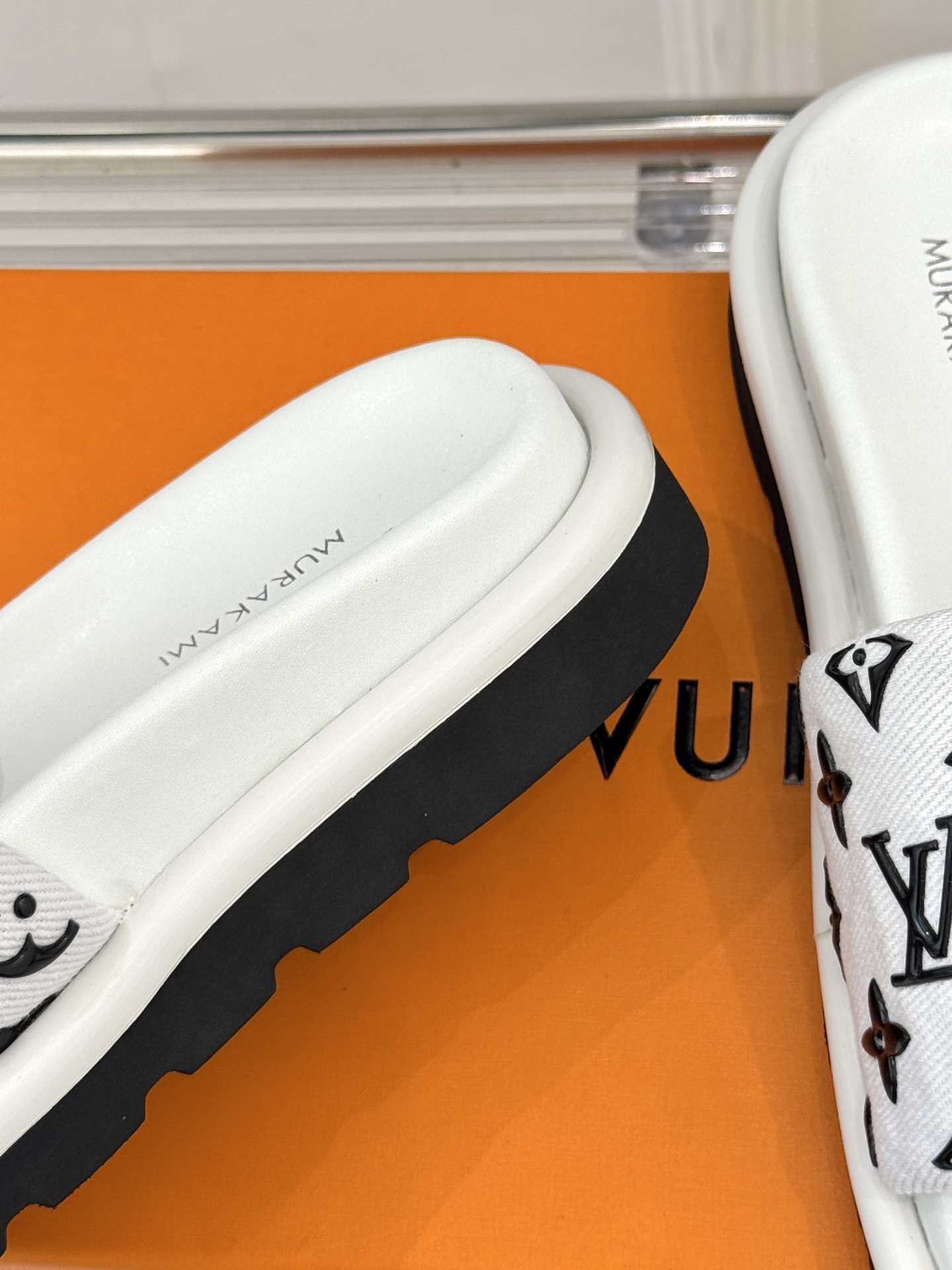 
L*V驴牌25ss新品情侣款老花懒人
面包厚底拖鞋
这款真的人有钱人的拖鞋啊
一看就很贵  而且不撞款