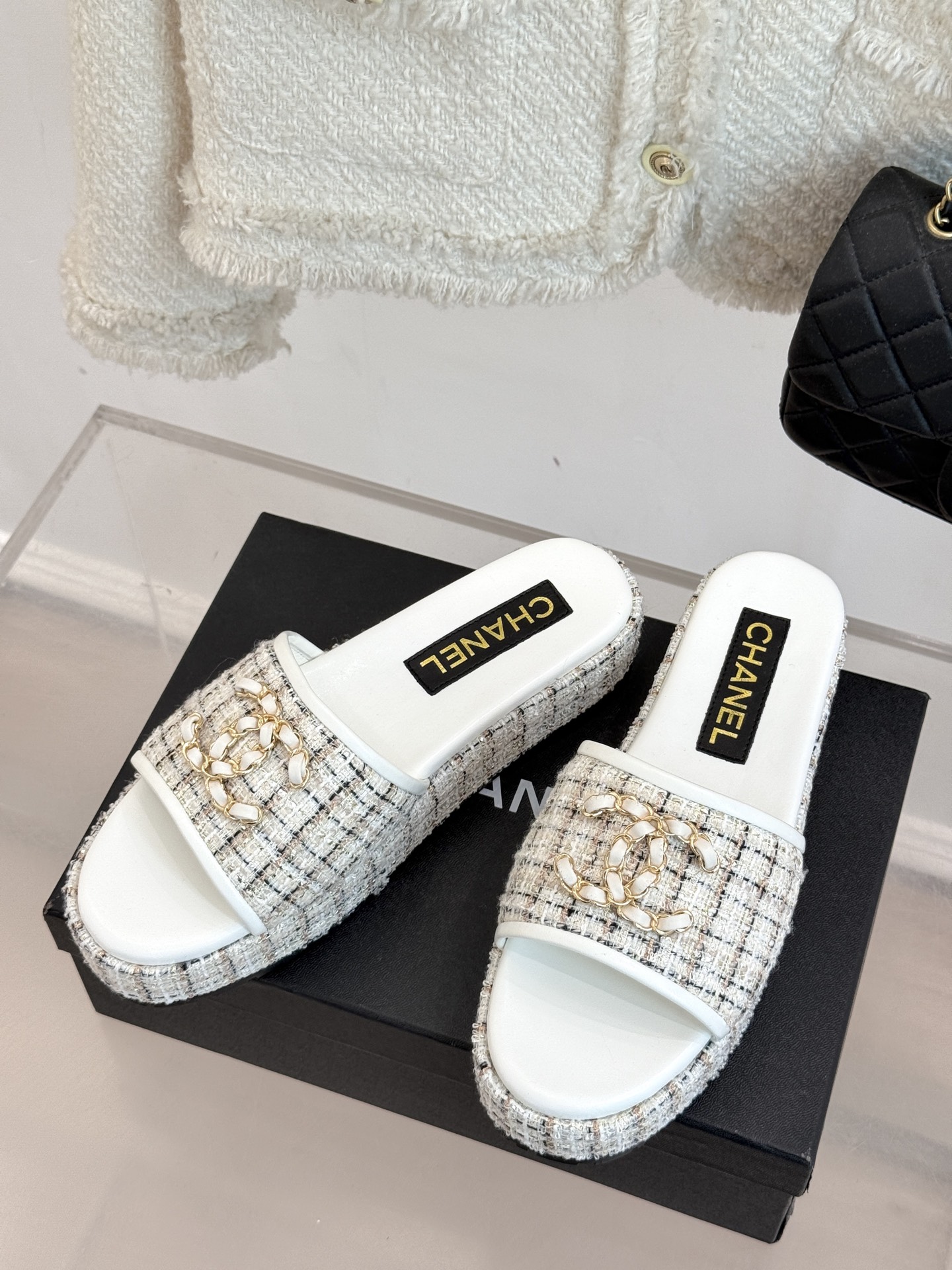 
CHANE*｜小香25C春夏新品
菱格厚底松糕链条双C拖鞋
夏天一定要入的凉拖系列
可文艺可时髦 穿搭