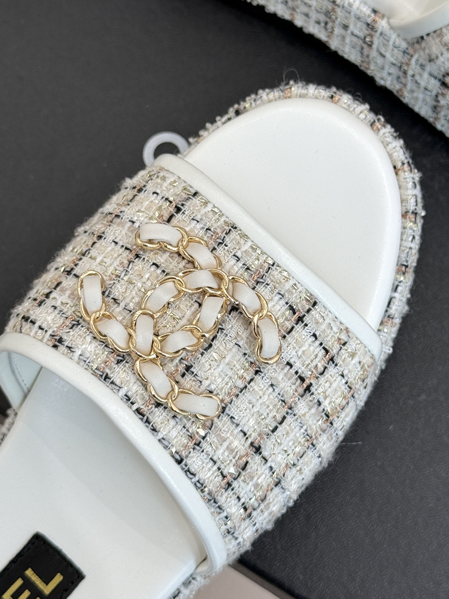 
CHANE*｜小香25C春夏新品
菱格厚底松糕链条双C拖鞋
夏天一定要入的凉拖系列
可文艺可时髦 穿搭