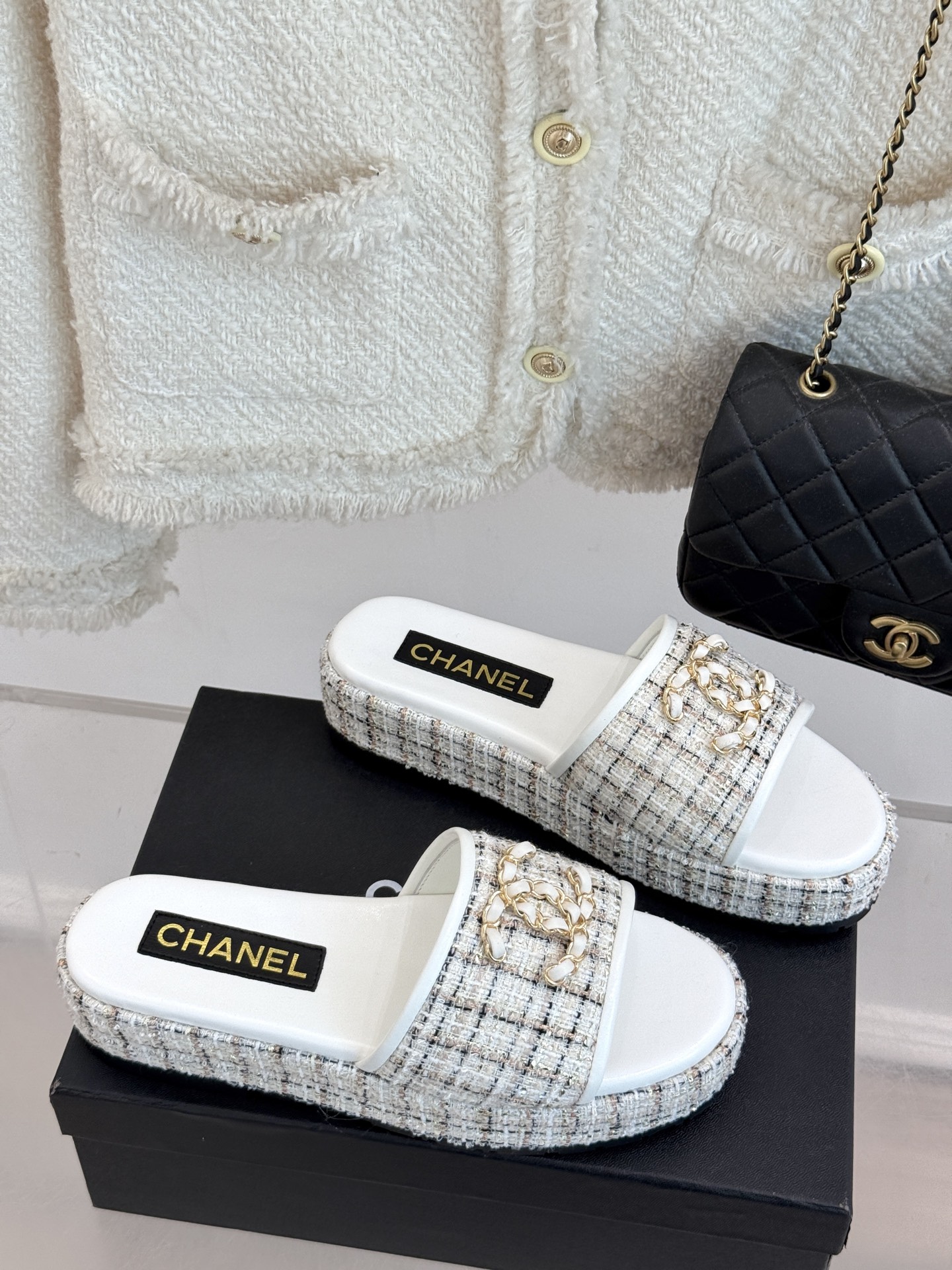 
CHANE*｜小香25C春夏新品
菱格厚底松糕链条双C拖鞋
夏天一定要入的凉拖系列
可文艺可时髦 穿搭