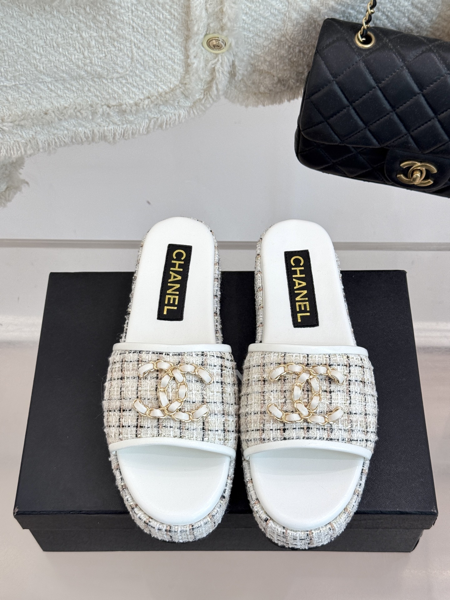 
CHANE*｜小香25C春夏新品
菱格厚底松糕链条双C拖鞋
夏天一定要入的凉拖系列
可文艺可时髦 穿搭
