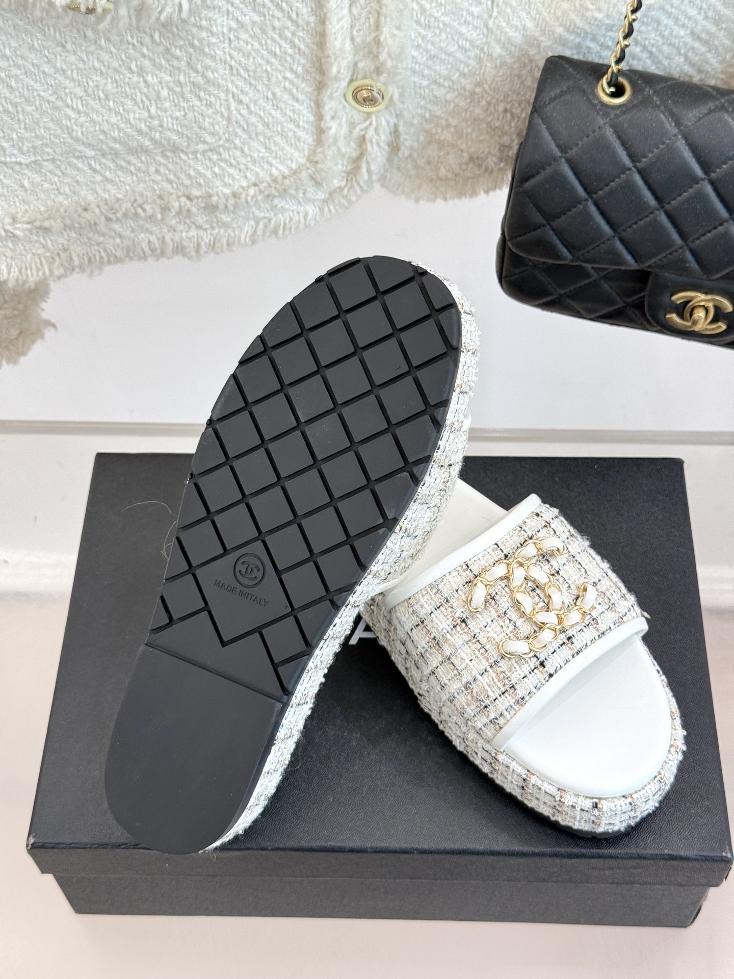
CHANE*｜小香25C春夏新品
菱格厚底松糕链条双C拖鞋
夏天一定要入的凉拖系列
可文艺可时髦 穿搭