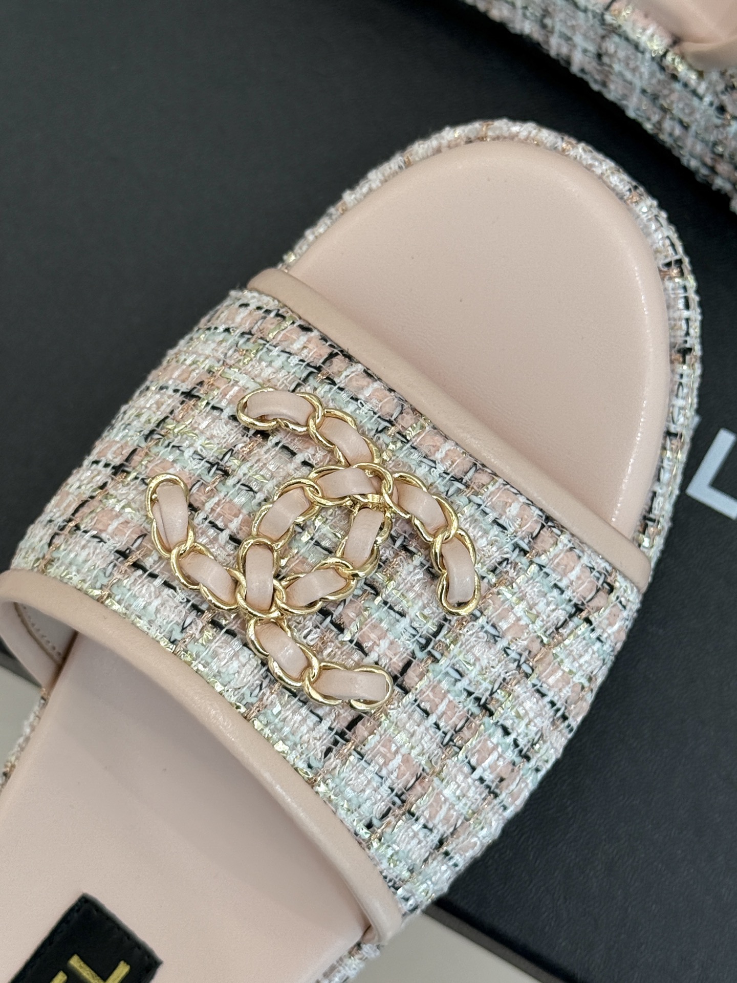 
CHANE*｜小香25C春夏新品
菱格厚底松糕链条双C拖鞋
夏天一定要入的凉拖系列
可文艺可时髦 穿搭