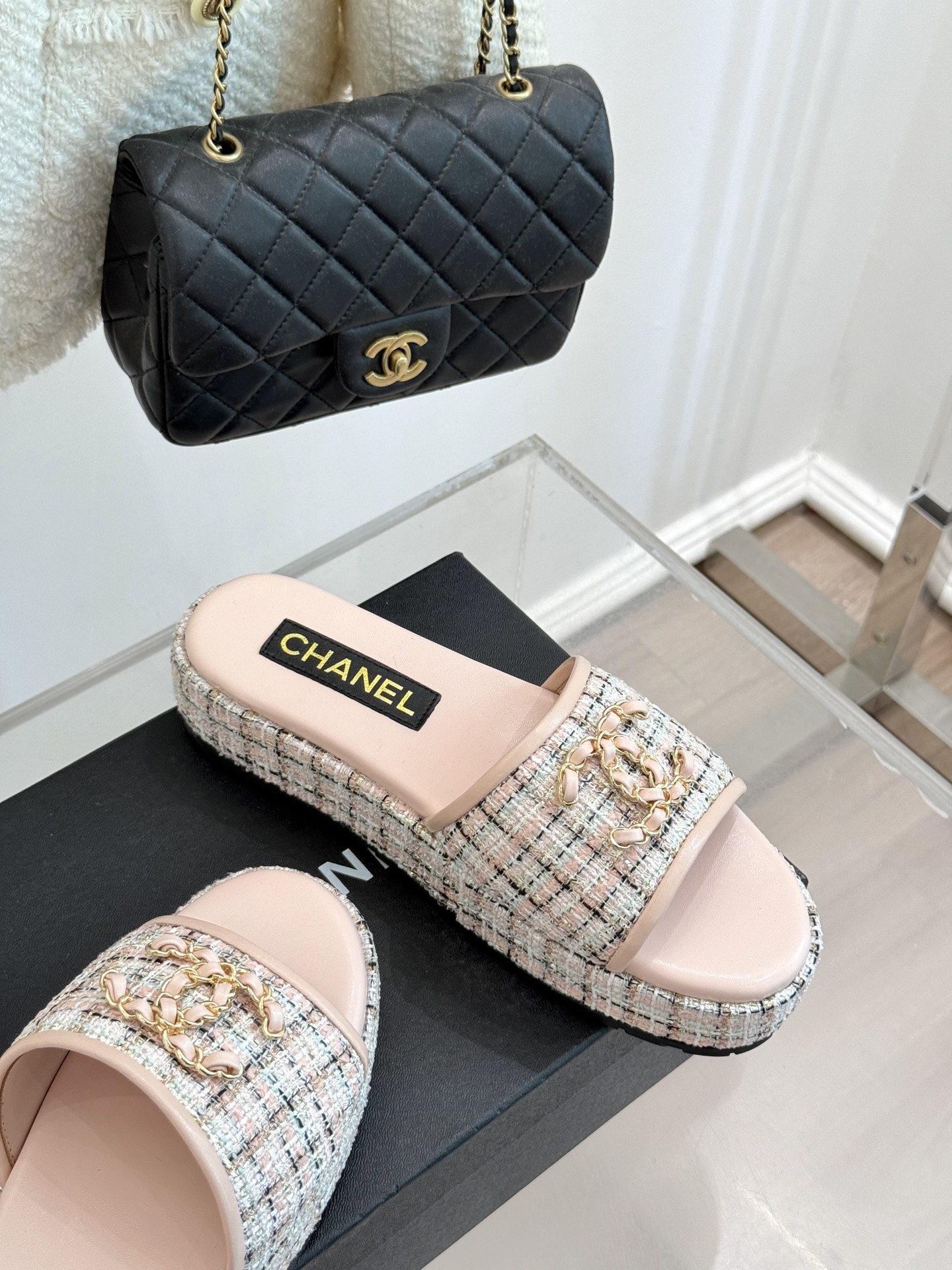 
CHANE*｜小香25C春夏新品
菱格厚底松糕链条双C拖鞋
夏天一定要入的凉拖系列
可文艺可时髦 穿搭