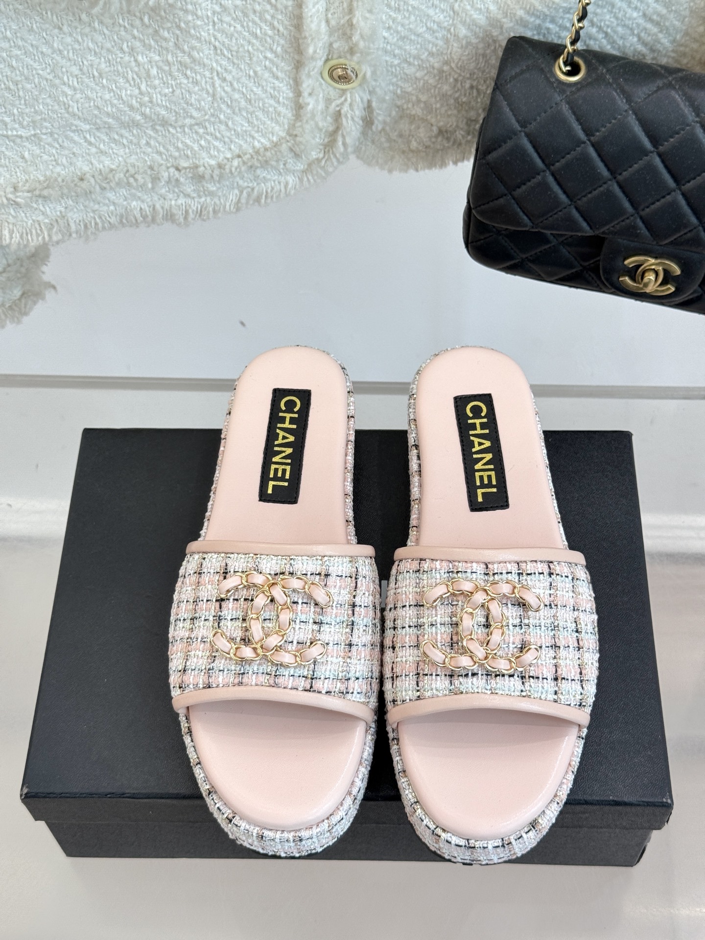 
CHANE*｜小香25C春夏新品
菱格厚底松糕链条双C拖鞋
夏天一定要入的凉拖系列
可文艺可时髦 穿搭