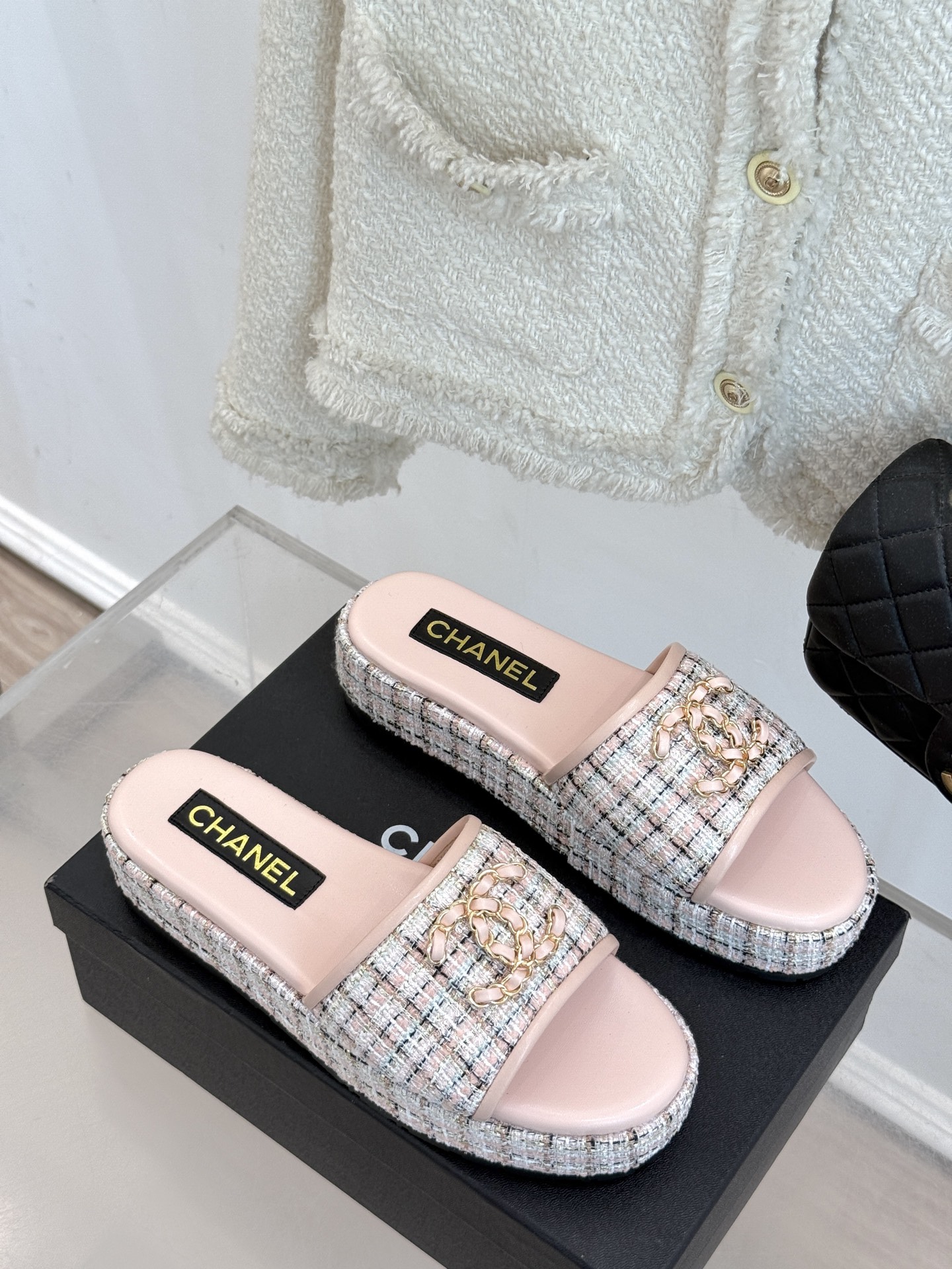 
CHANE*｜小香25C春夏新品
菱格厚底松糕链条双C拖鞋
夏天一定要入的凉拖系列
可文艺可时髦 穿搭