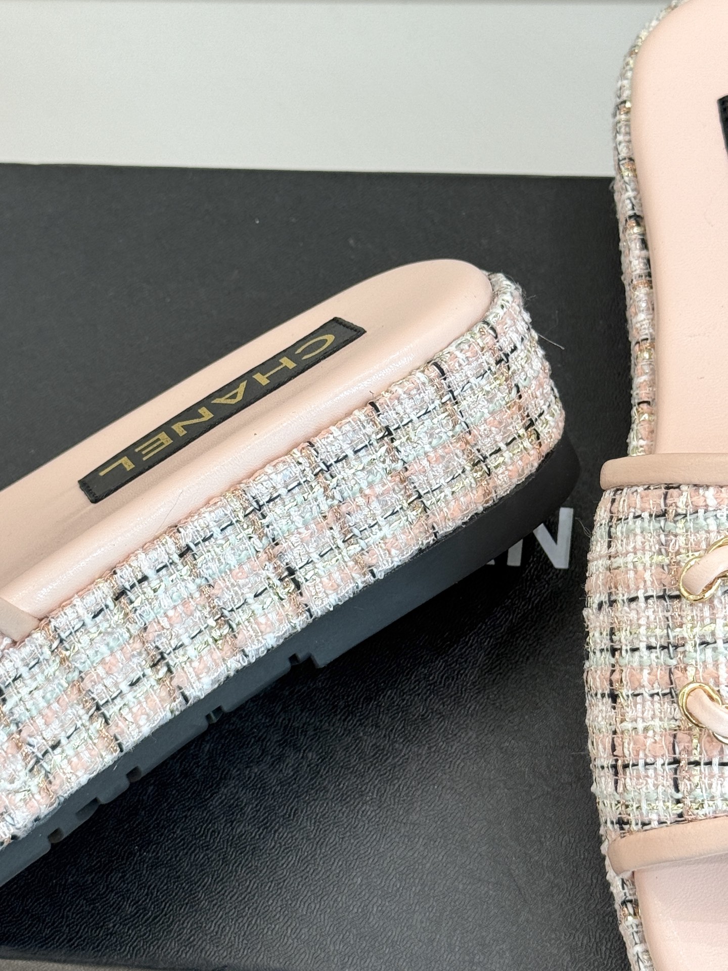 
CHANE*｜小香25C春夏新品
菱格厚底松糕链条双C拖鞋
夏天一定要入的凉拖系列
可文艺可时髦 穿搭
