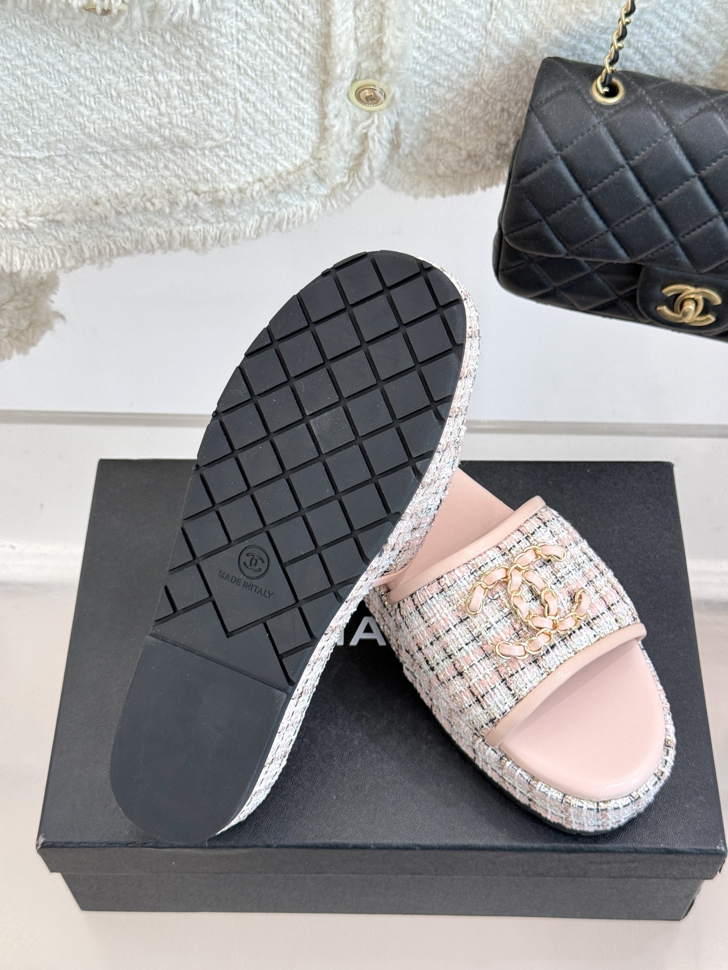 
CHANE*｜小香25C春夏新品
菱格厚底松糕链条双C拖鞋
夏天一定要入的凉拖系列
可文艺可时髦 穿搭