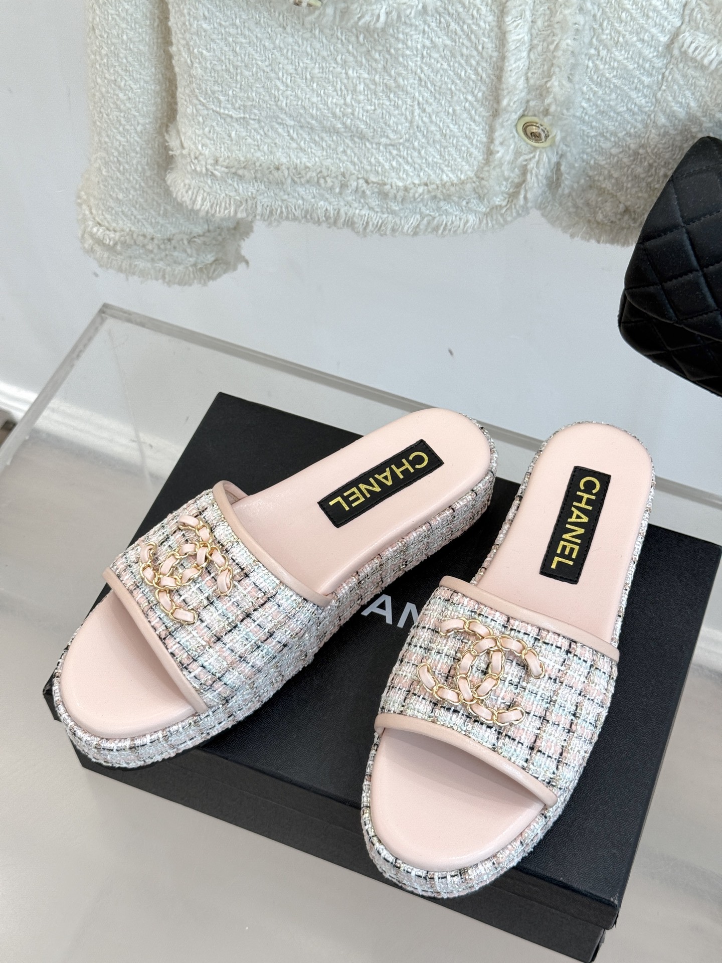 
CHANE*｜小香25C春夏新品
菱格厚底松糕链条双C拖鞋
夏天一定要入的凉拖系列
可文艺可时髦 穿搭
