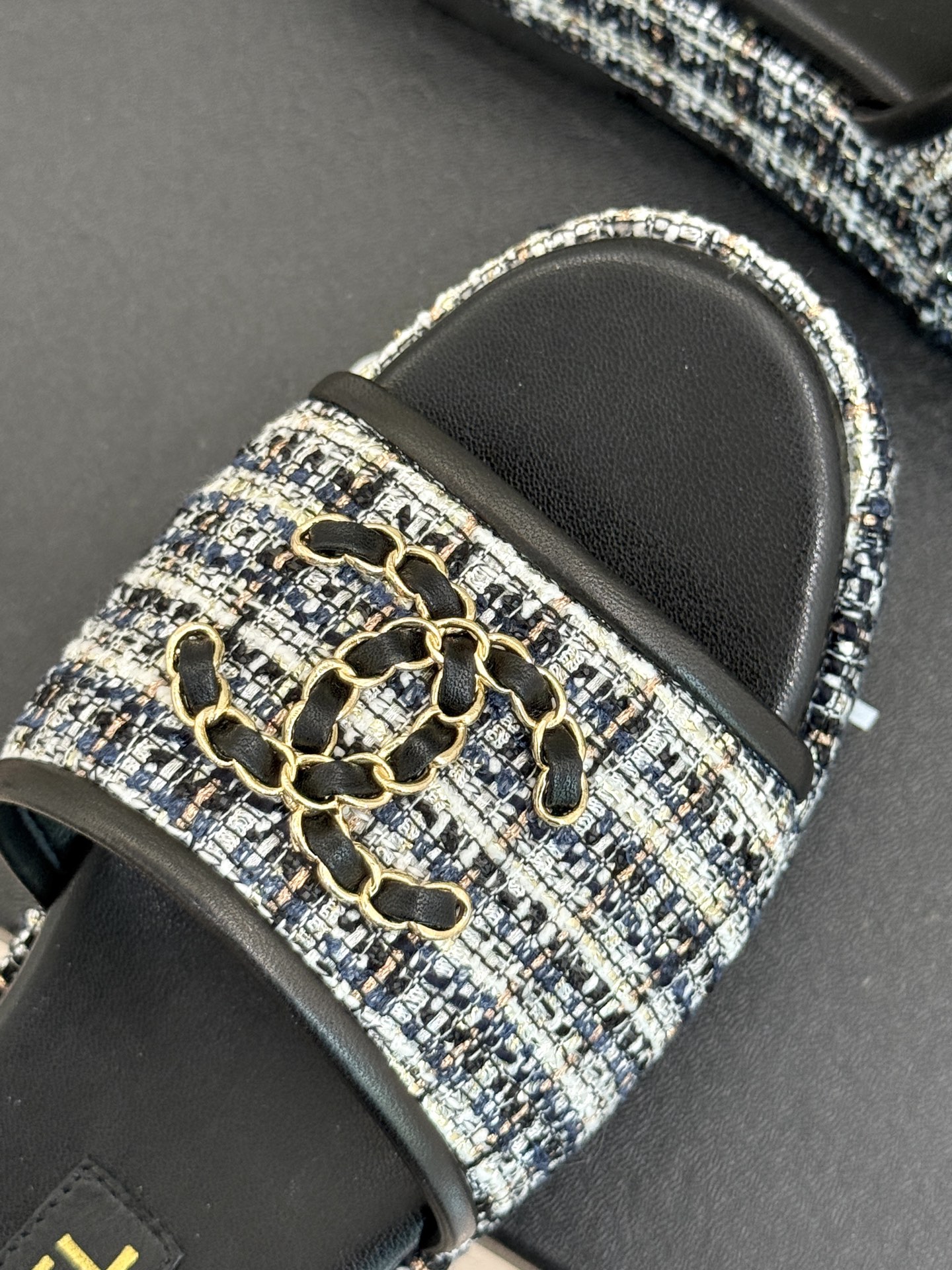 
CHANE*｜小香25C春夏新品
菱格厚底松糕链条双C拖鞋
夏天一定要入的凉拖系列
可文艺可时髦 穿搭