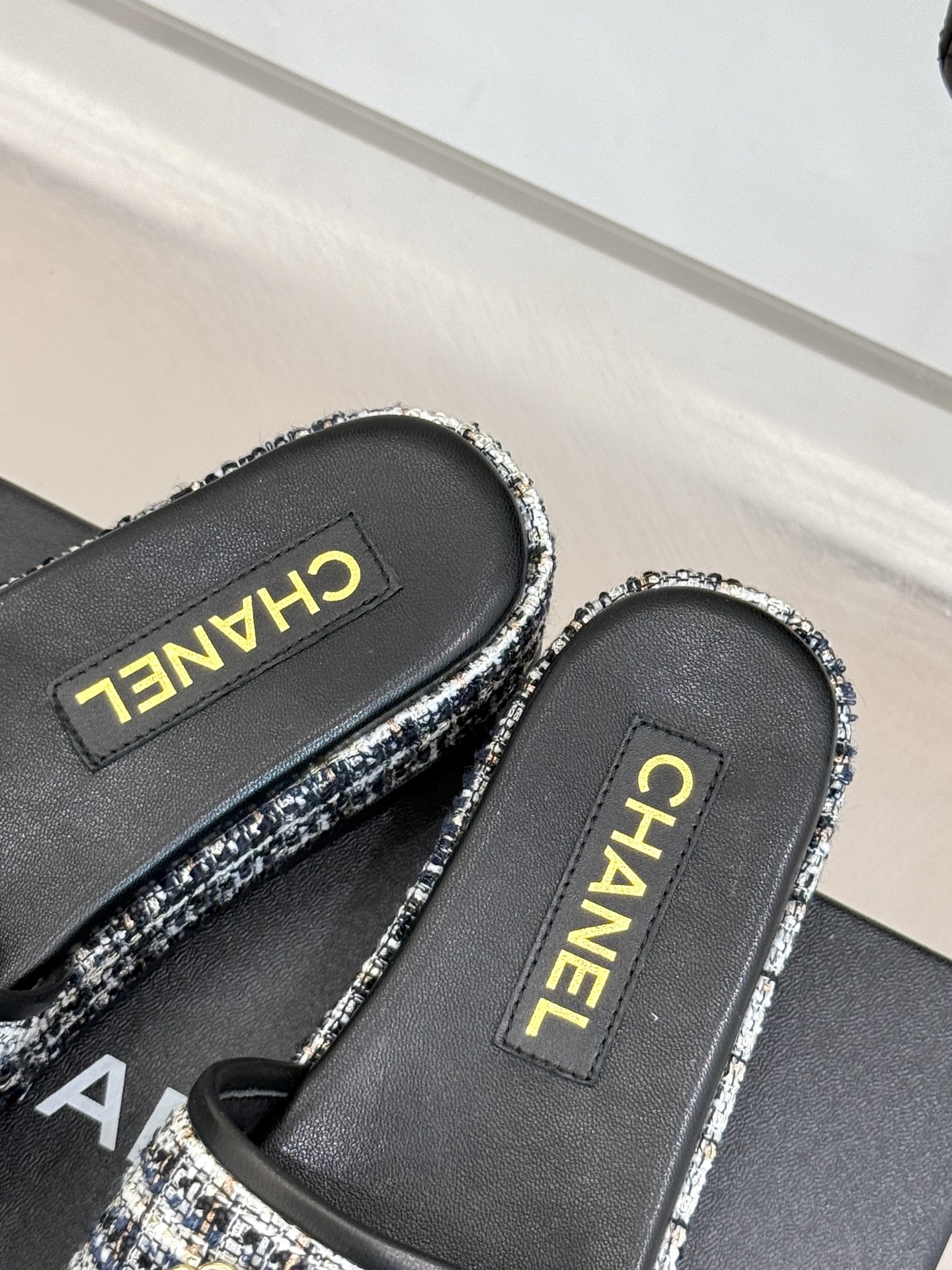 
CHANE*｜小香25C春夏新品
菱格厚底松糕链条双C拖鞋
夏天一定要入的凉拖系列
可文艺可时髦 穿搭