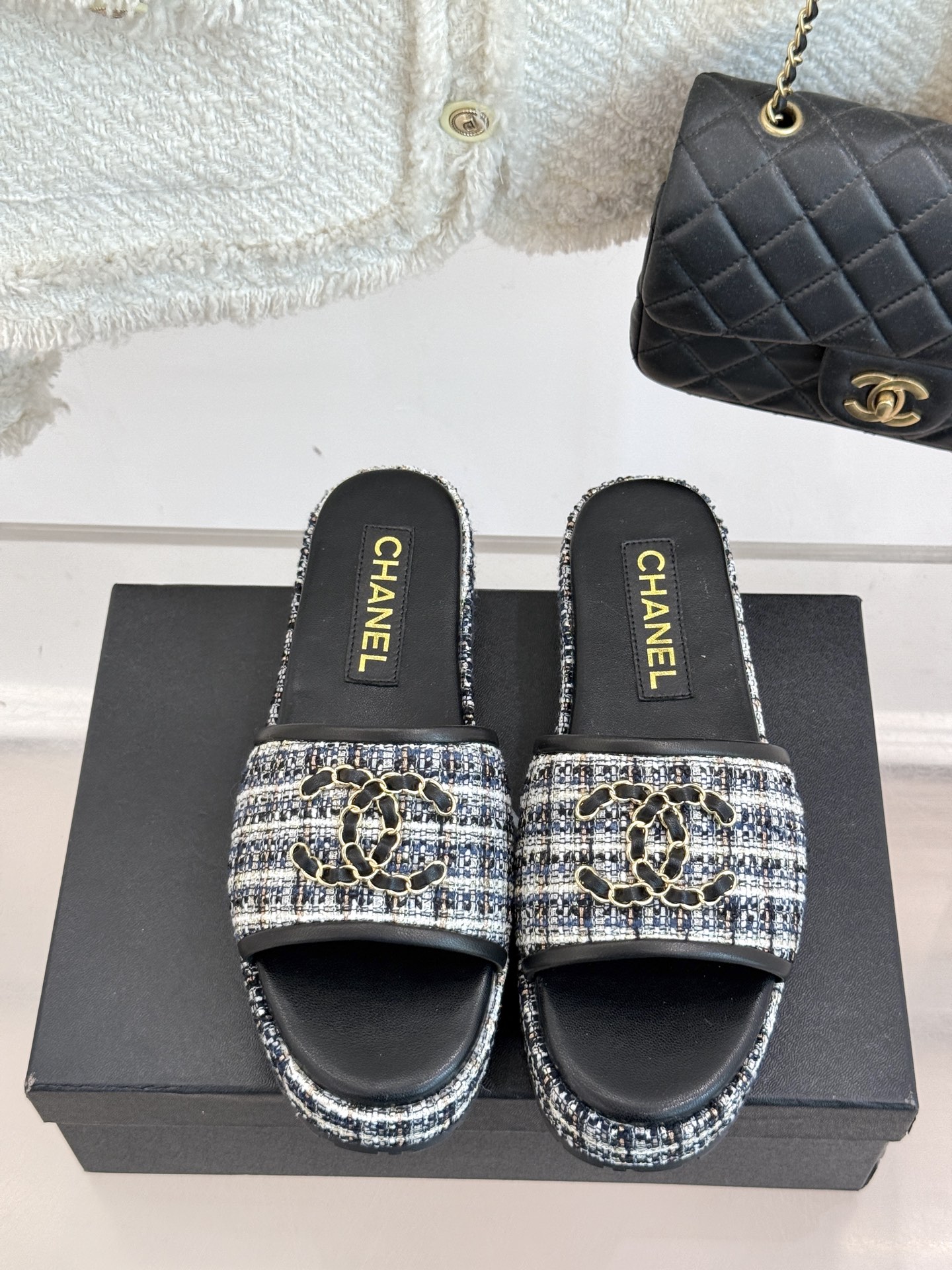 
CHANE*｜小香25C春夏新品
菱格厚底松糕链条双C拖鞋
夏天一定要入的凉拖系列
可文艺可时髦 穿搭