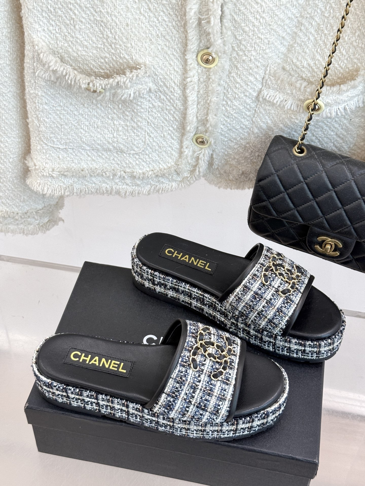 
CHANE*｜小香25C春夏新品
菱格厚底松糕链条双C拖鞋
夏天一定要入的凉拖系列
可文艺可时髦 穿搭