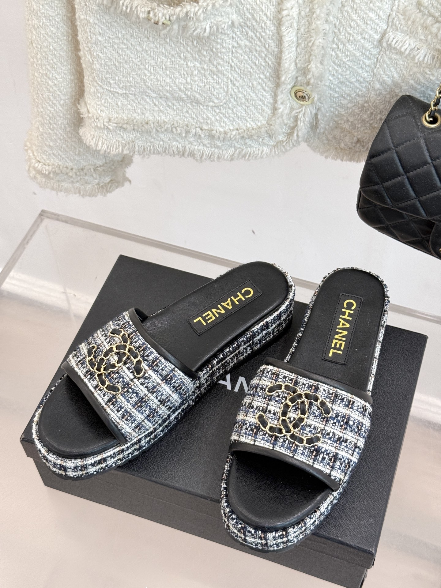 
CHANE*｜小香25C春夏新品
菱格厚底松糕链条双C拖鞋
夏天一定要入的凉拖系列
可文艺可时髦 穿搭