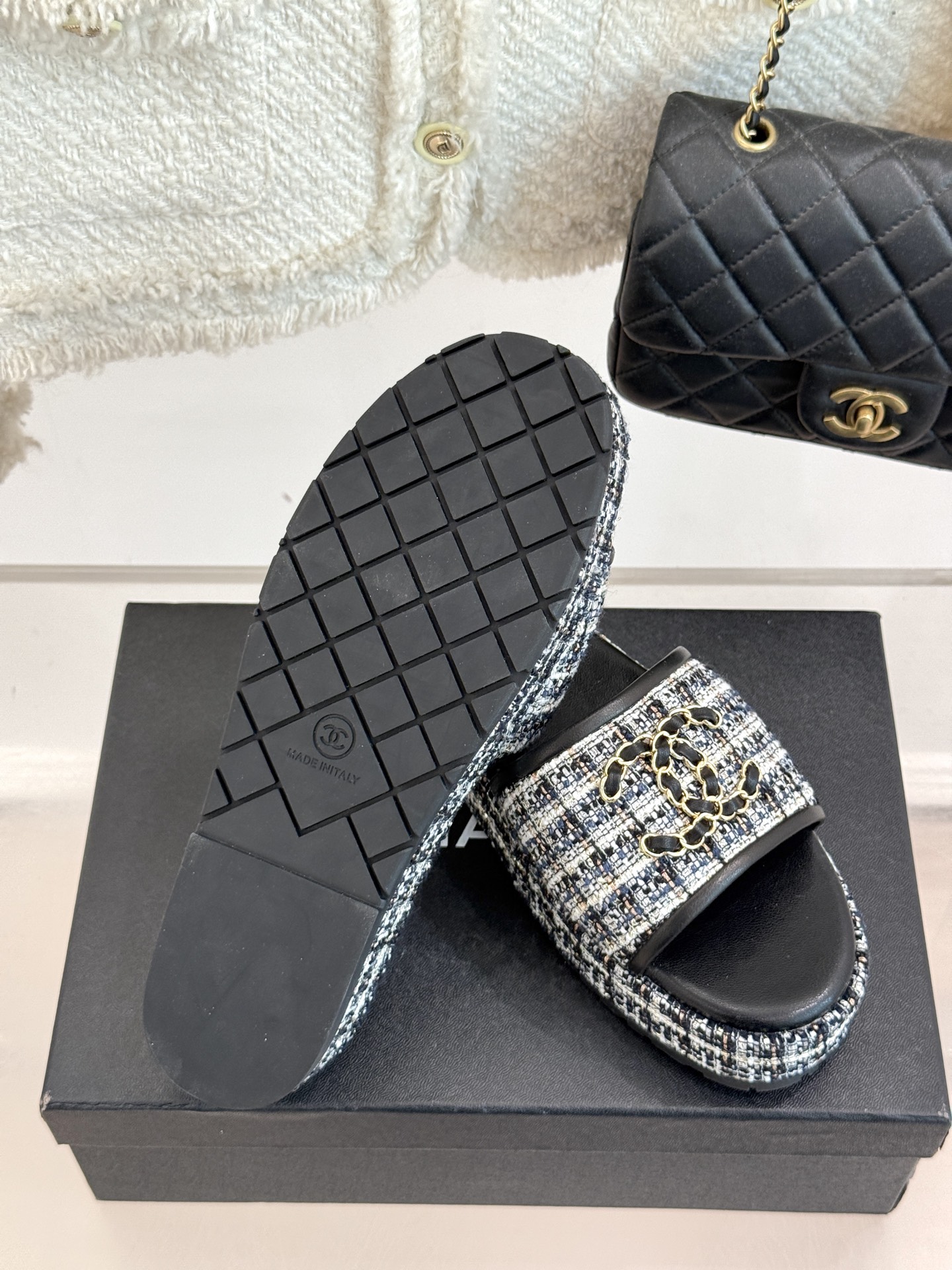 
CHANE*｜小香25C春夏新品
菱格厚底松糕链条双C拖鞋
夏天一定要入的凉拖系列
可文艺可时髦 穿搭