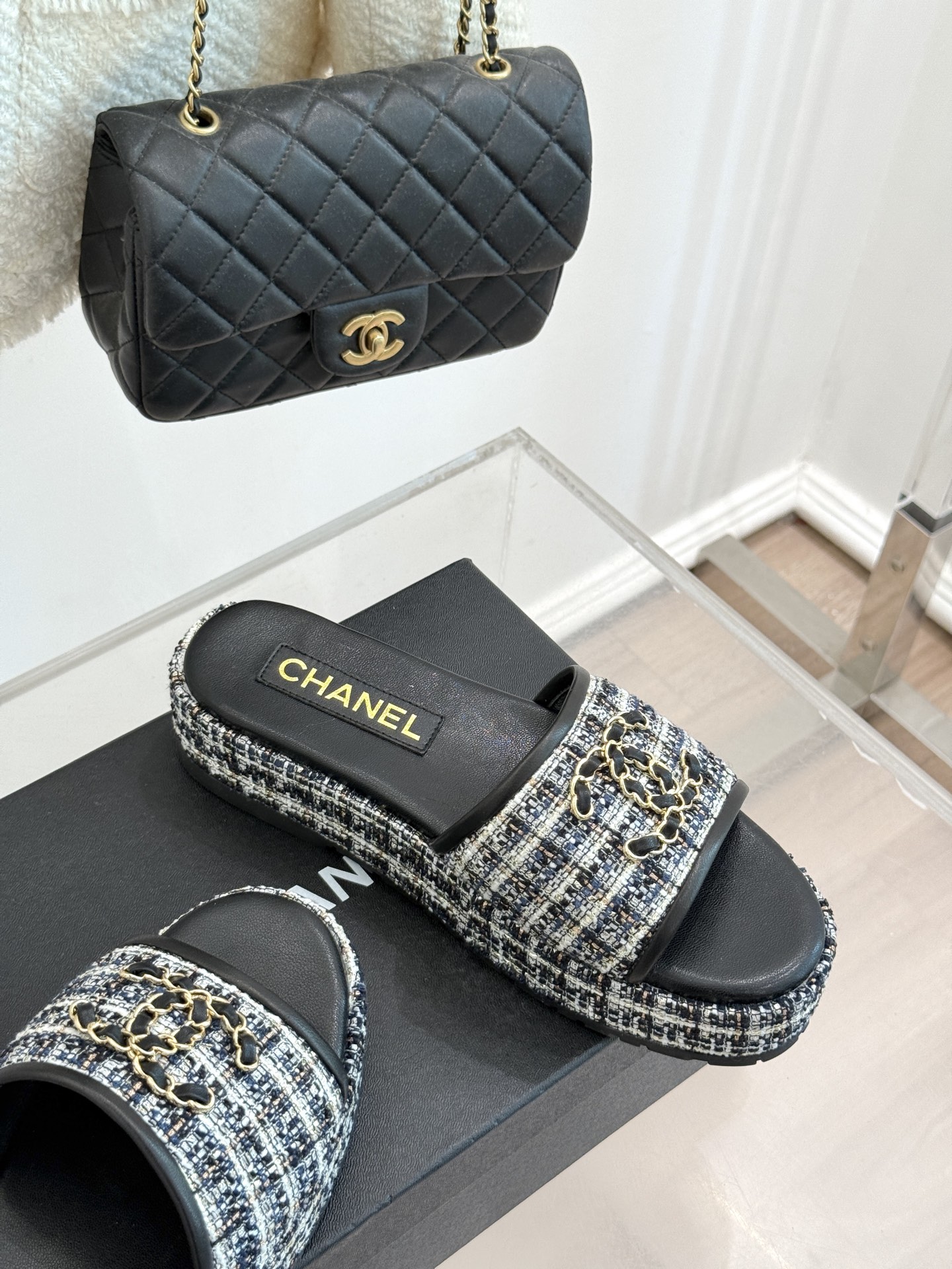 
CHANE*｜小香25C春夏新品
菱格厚底松糕链条双C拖鞋
夏天一定要入的凉拖系列
可文艺可时髦 穿搭