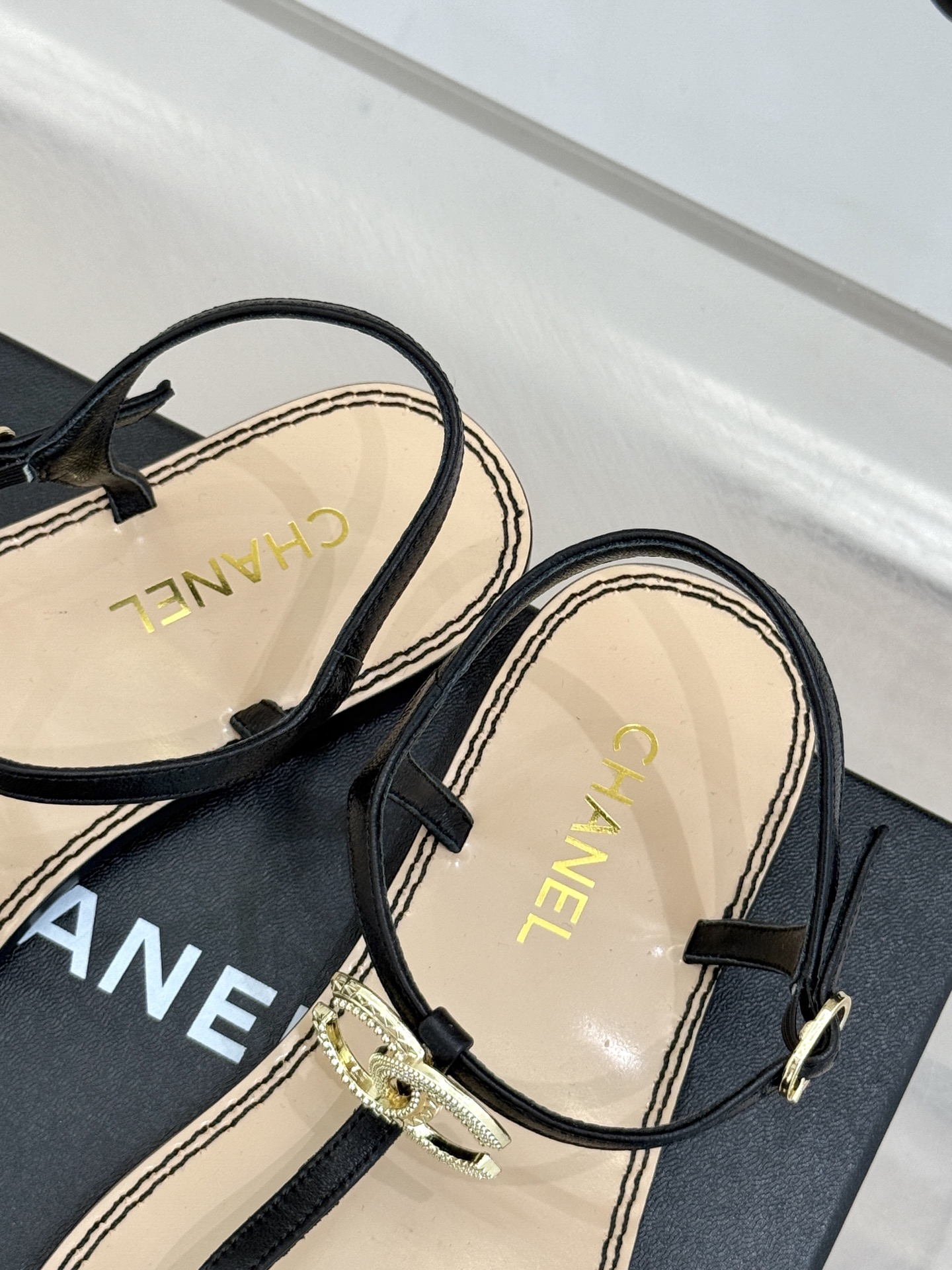 
CHANE* ｜小香25。春夏新品
双C夹脚凉鞋
好穿又出片的度假风夹脚凉鞋🏖️
简约的版型搭配双C扣