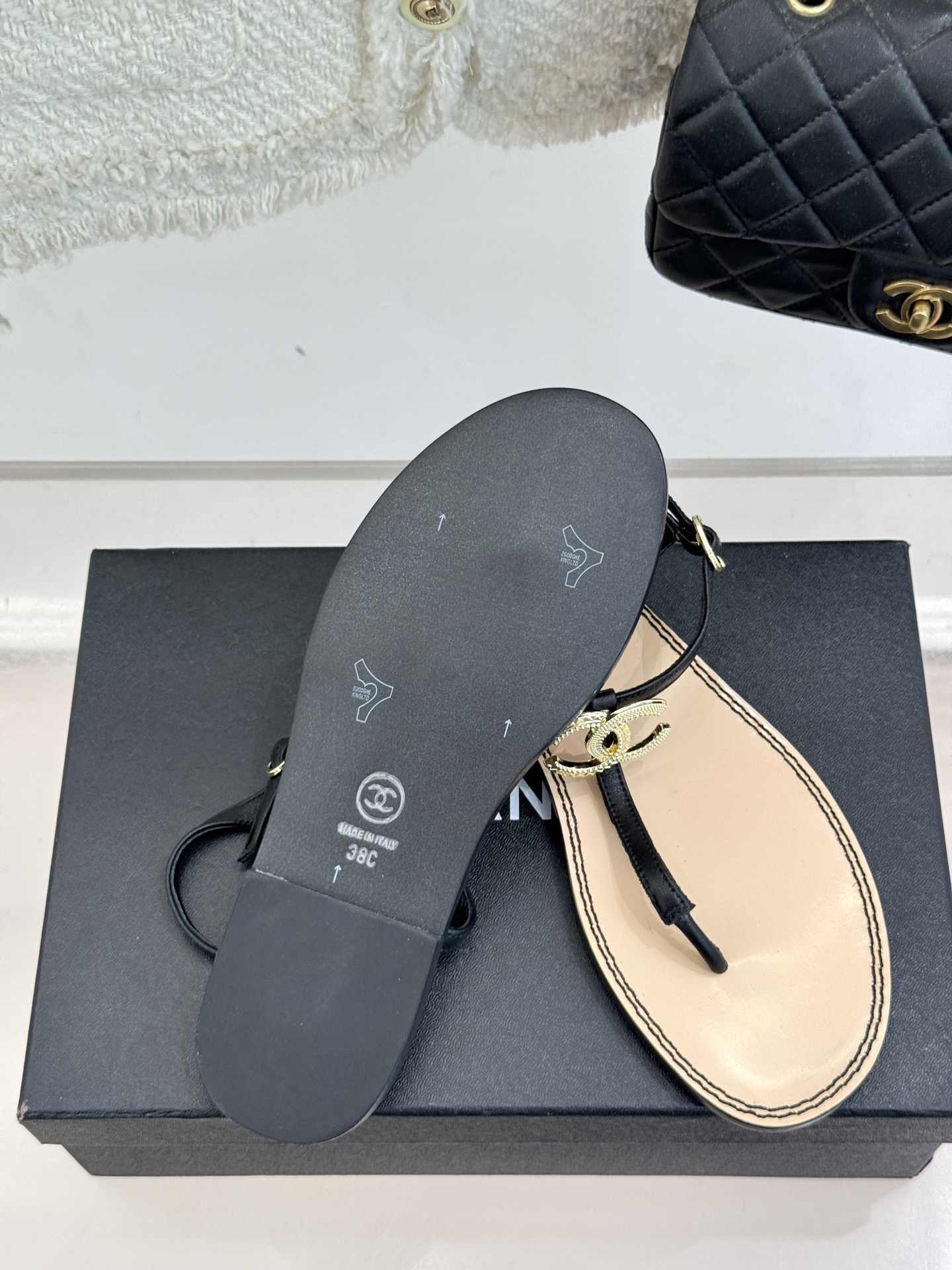 
CHANE* ｜小香25。春夏新品
双C夹脚凉鞋
好穿又出片的度假风夹脚凉鞋🏖️
简约的版型搭配双C扣